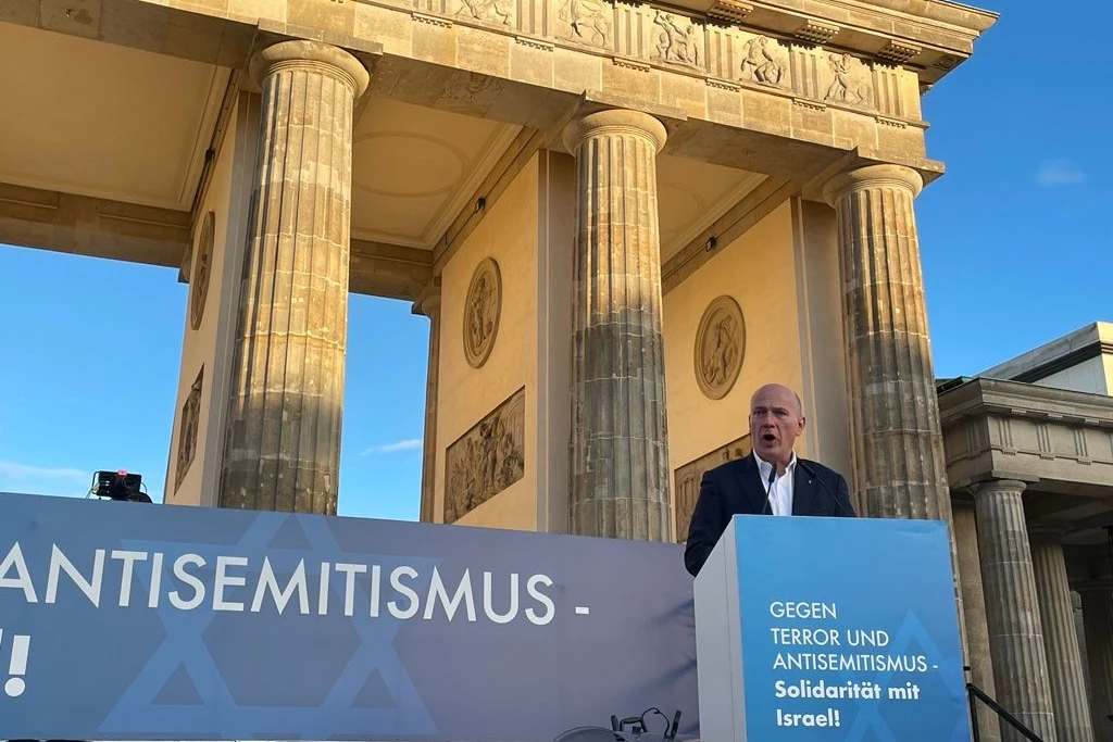 Kai Wegner spricht bei der Kundgebung am Brandenburger Tor.