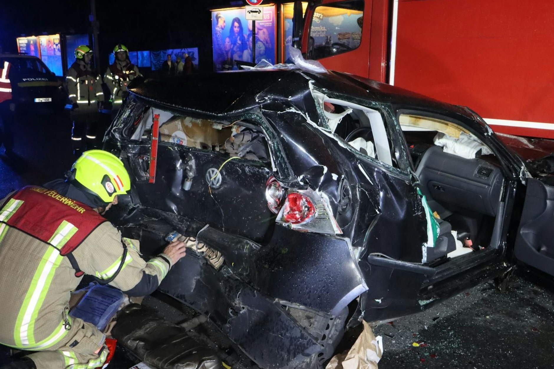 Von dem Pkw war nach dem Unfall auf der Lankwitzer Brücke nicht mehr viel übrig. Die beiden Insassen kamen mit schweren Verletzungen in ein Krankenhaus.