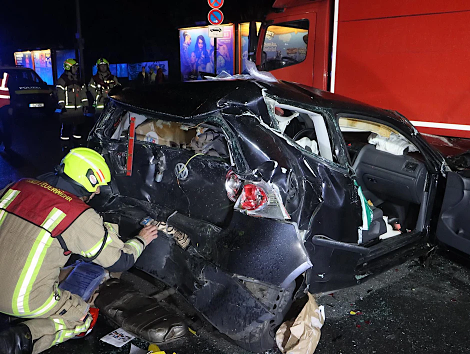 Von dem Pkw war nach dem Unfall auf der Lankwitzer Brücke nicht mehr viel übrig. Die beiden Insassen kamen mit schweren Verletzungen in ein Krankenhaus.