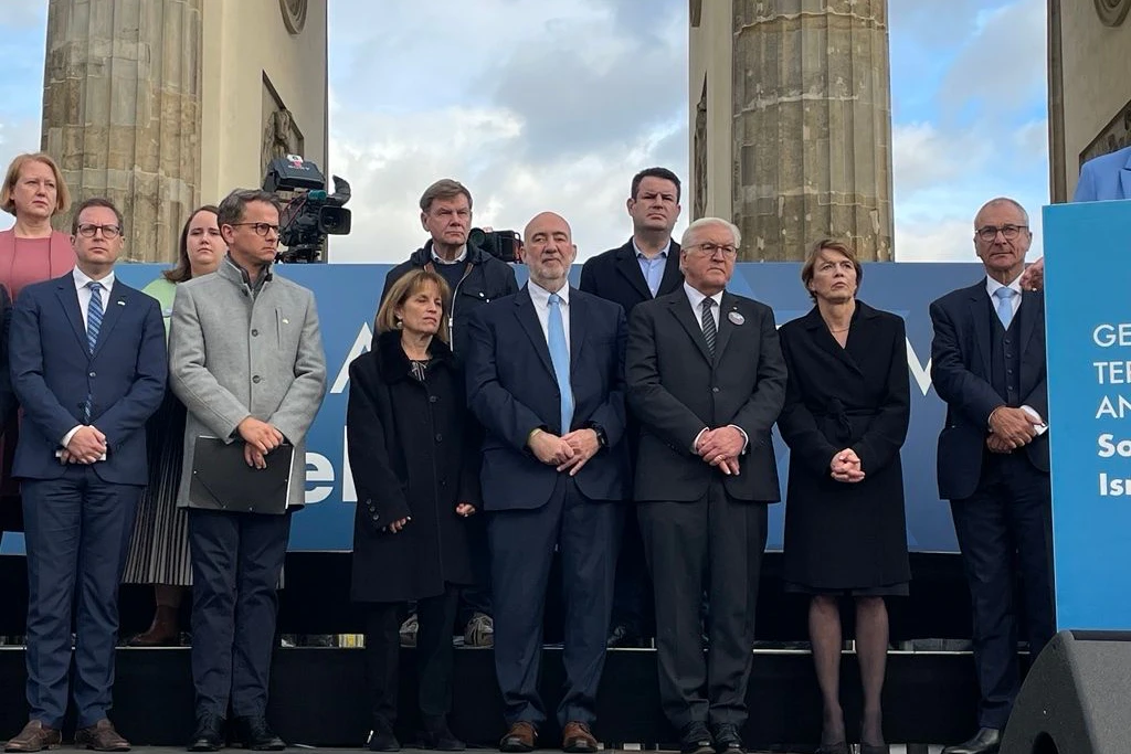Als Zeichen gegen Antisemitismus stehen Vertreter von SPD, Union, FDP, Grünen und Linken gemeinsam auf der Bühne.