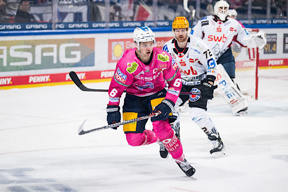 Eisbär Kai Wissmann kurvt vor dem Tor der Fischtown Pinguins Bremerhaven.