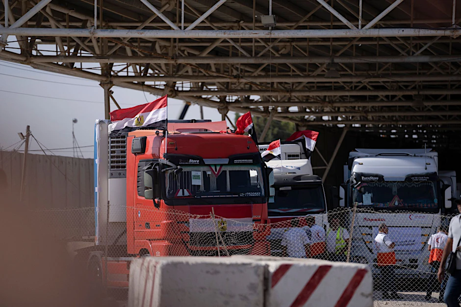 Lastwagen mit humanitärer Hilfe stehen auf der ägyptischen Seite der Grenze zum Gazastreifen in Rafah.  