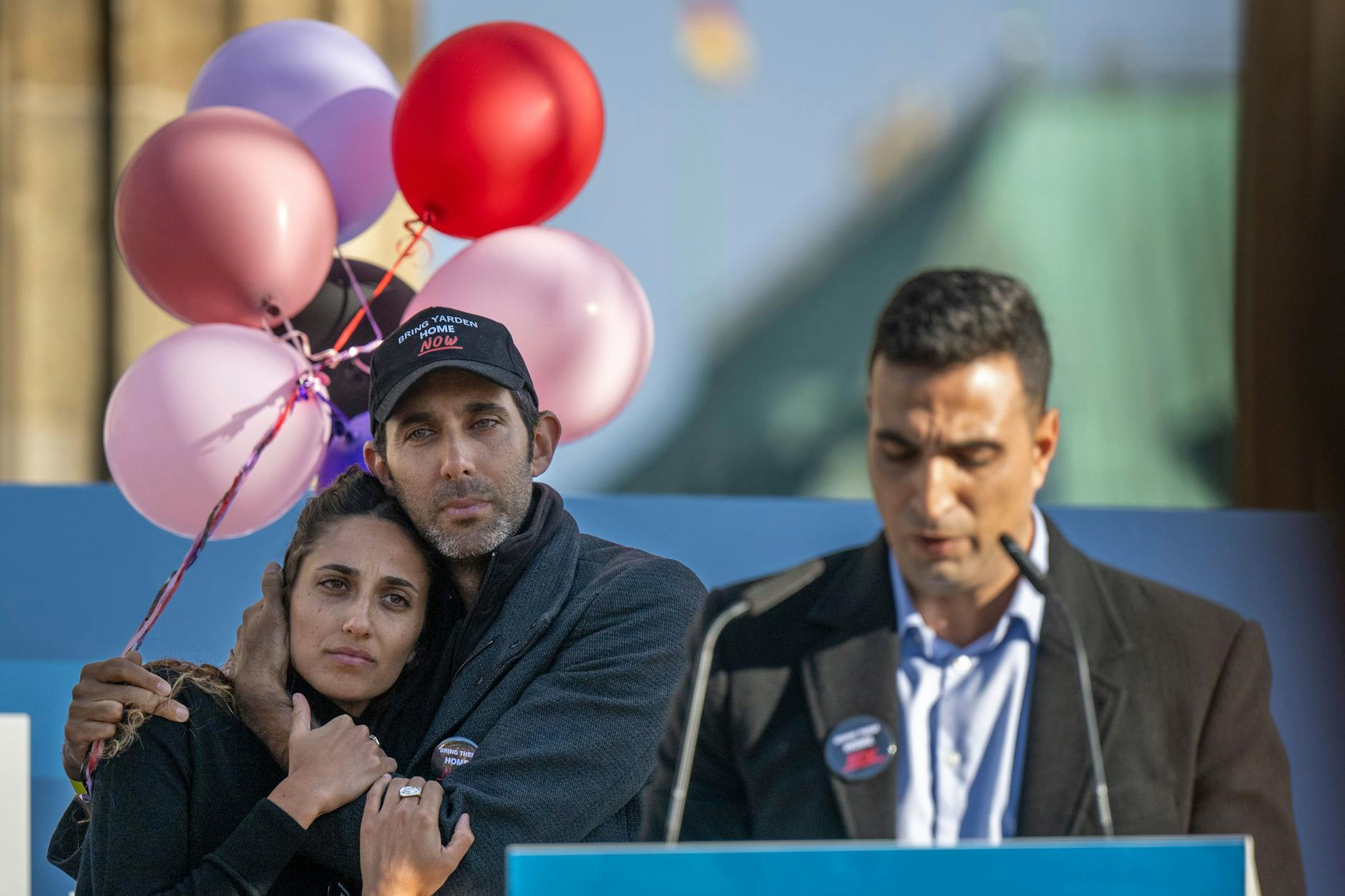 Sangen mit den Teilnehmern „Happy Birthday“ für die entführte Schwester Yarden: Die Geschwister Roni (links) und Gili Roman (Mitte). Yoni Asher (rechts) spricht von seiner gekidnappten Familie.