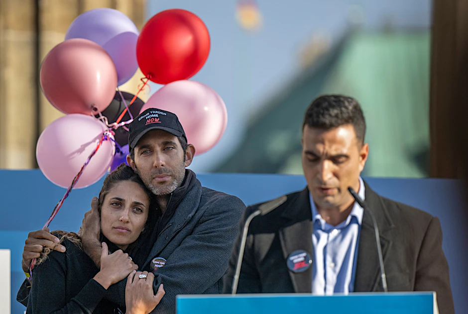 Sangen mit den Teilnehmern „Happy Birthday“ für die entführte Schwester Yarden: Die Geschwister Roni (links) und Gili Roman (Mitte). Yoni Asher (rechts) spricht von seiner gekidnappten Familie.