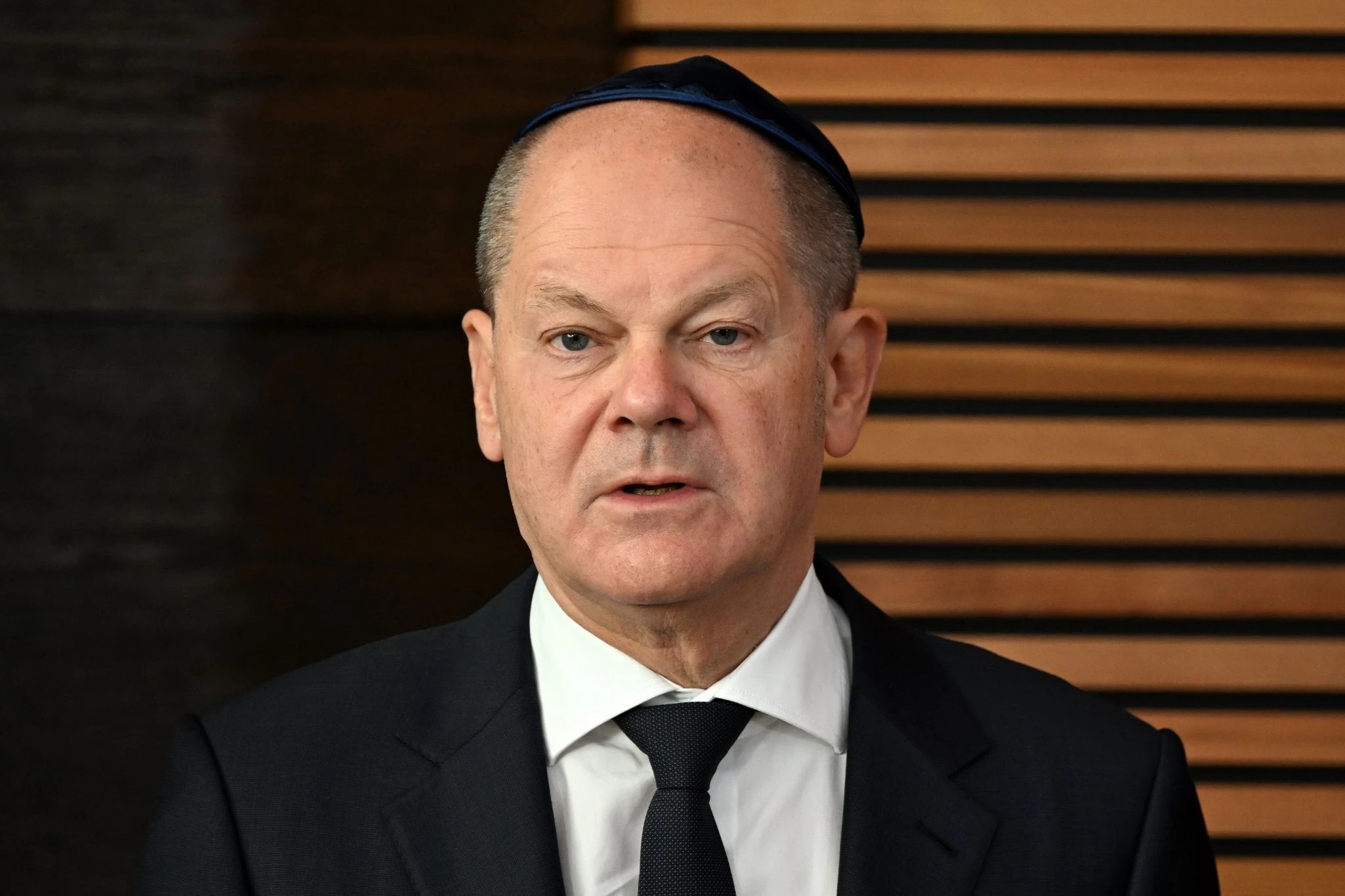 Bundeskanzler Olaf Scholz bei der Einweihung der neu erbauten Synagoge in Dessau-Roßlau.  