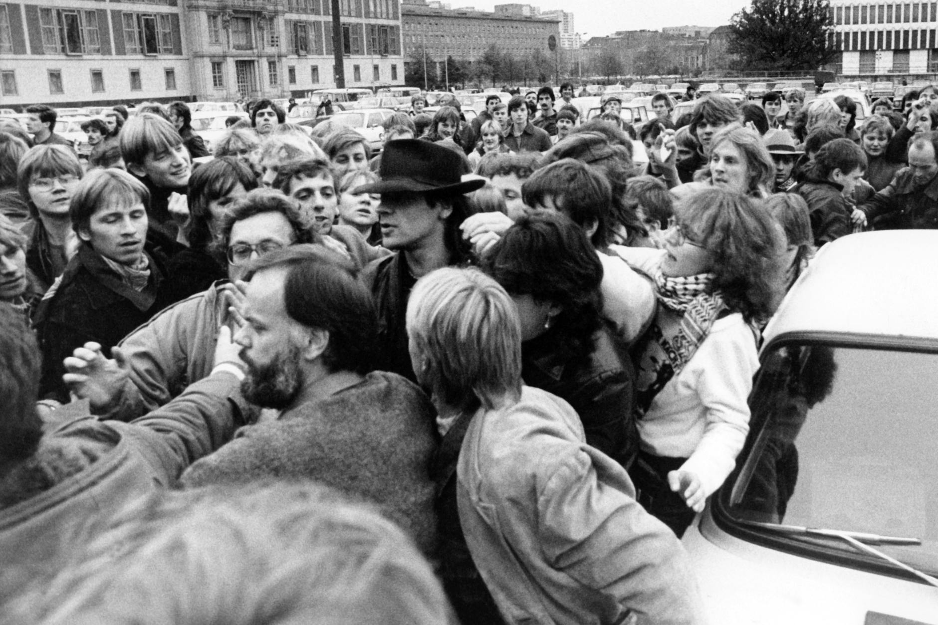 Am 25. Oktober 1983: Udo Lindenberg wird bei seiner Ankunft vor dem Palast der Republik von Fans umringt.