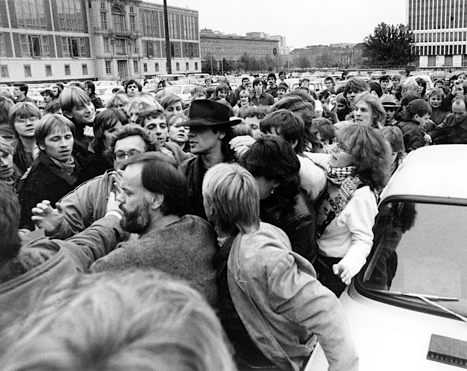Am 25. Oktober 1983: Udo Lindenberg wird bei seiner Ankunft vor dem Palast der Republik von Fans umringt.