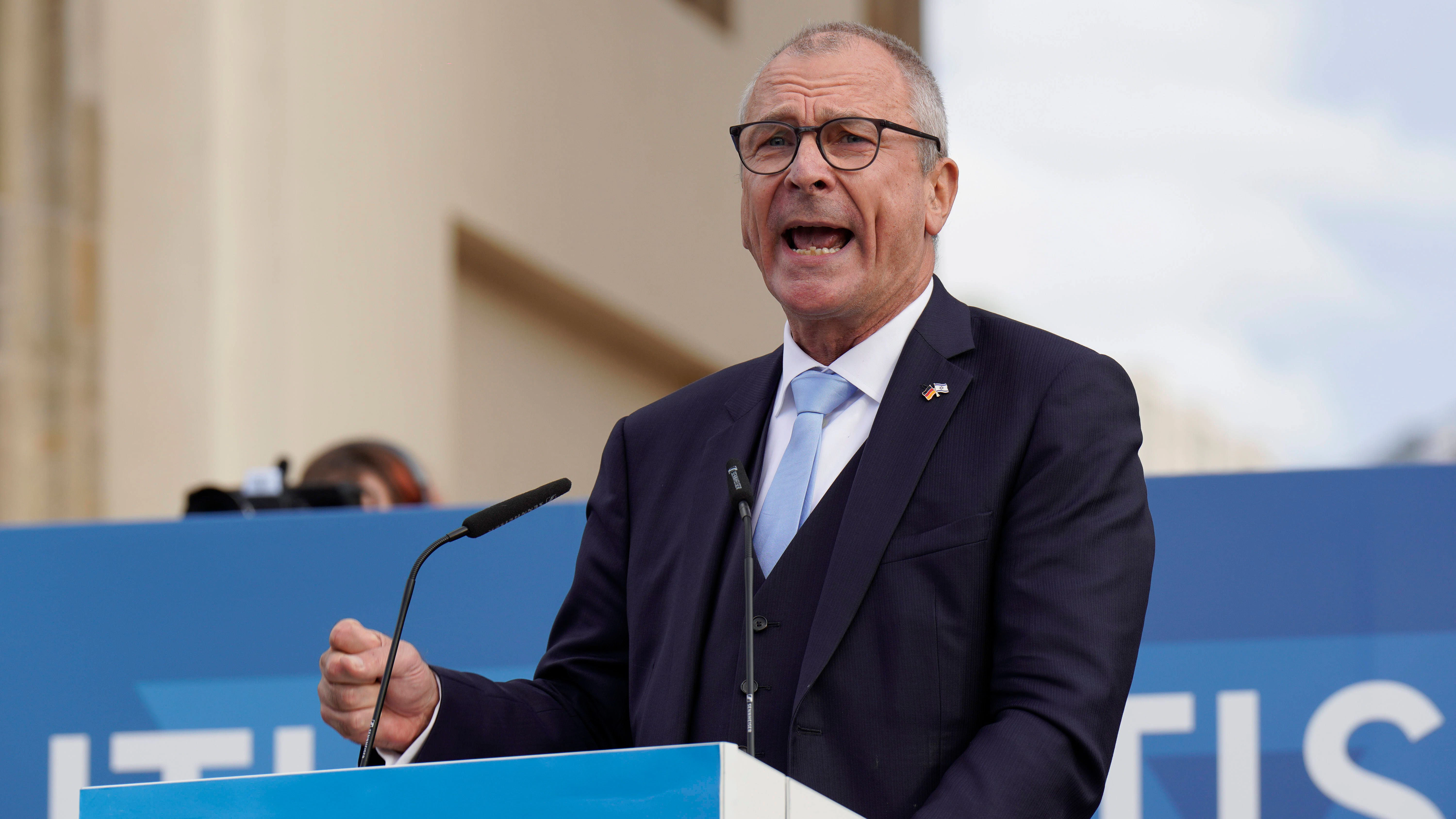 Volker Beck, Präsident der Deutsch-Israelischen Gesellschaft ermahnt die Letzte Generation in Berlin.
