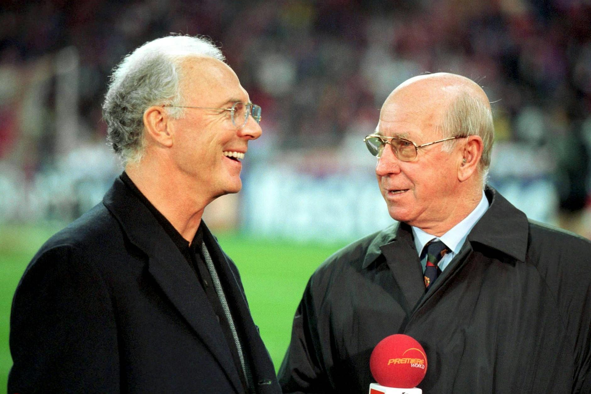 Sir Bobby Charlton und Franz Beckenbauer bei einem Champions-League-Spiel zwischen dem FC Bayern und Manchester United 2001. 