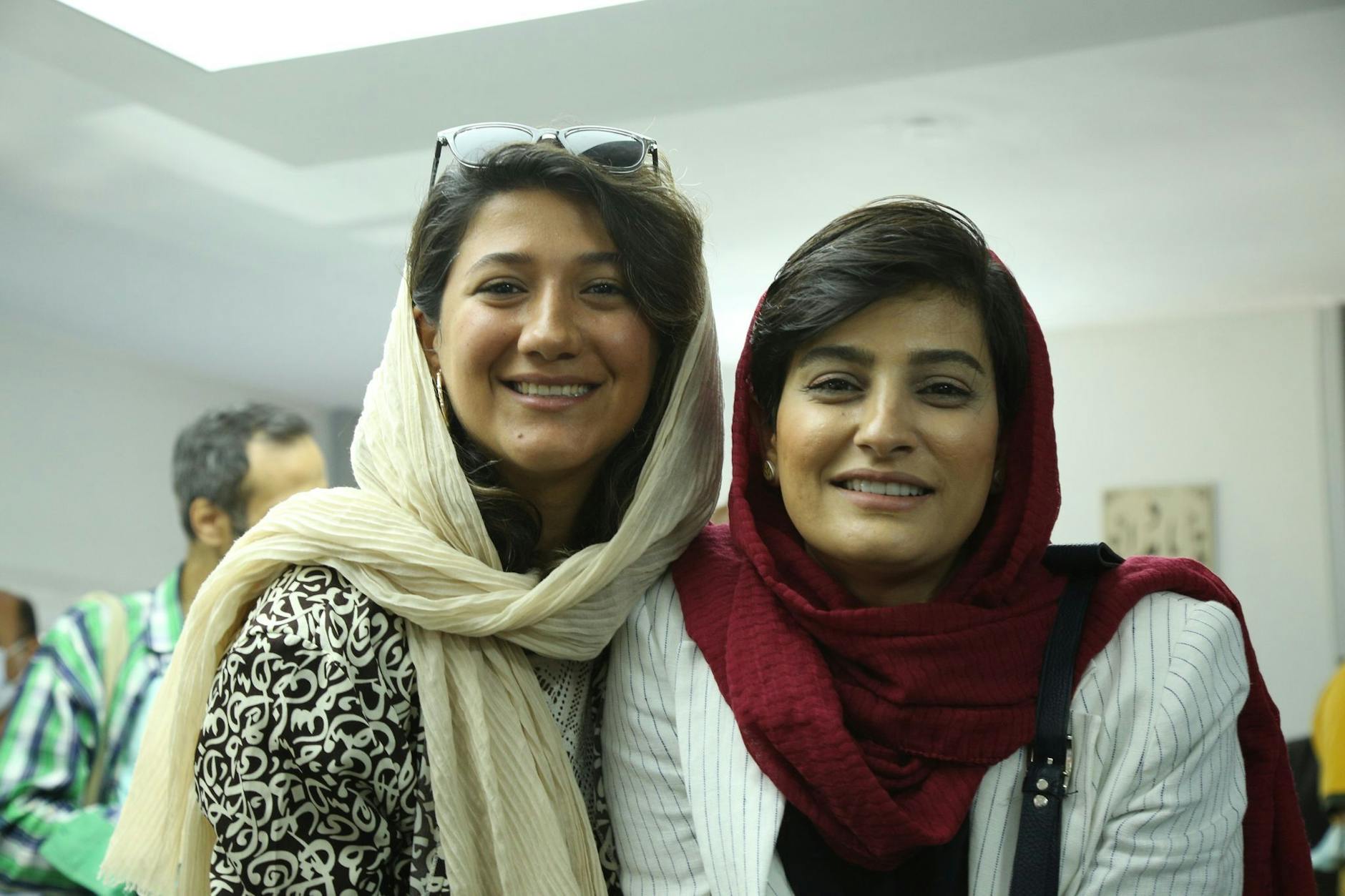 ARCHIV - Die Journalistinnen Nilufar Hamedi (l) und Elaheh Mohammadi (r). Die Frauen sind im Zusammenhang mit den landesweiten Protesten im vergangenen Jahr zu langen Haftstrafen verurteilt worden.