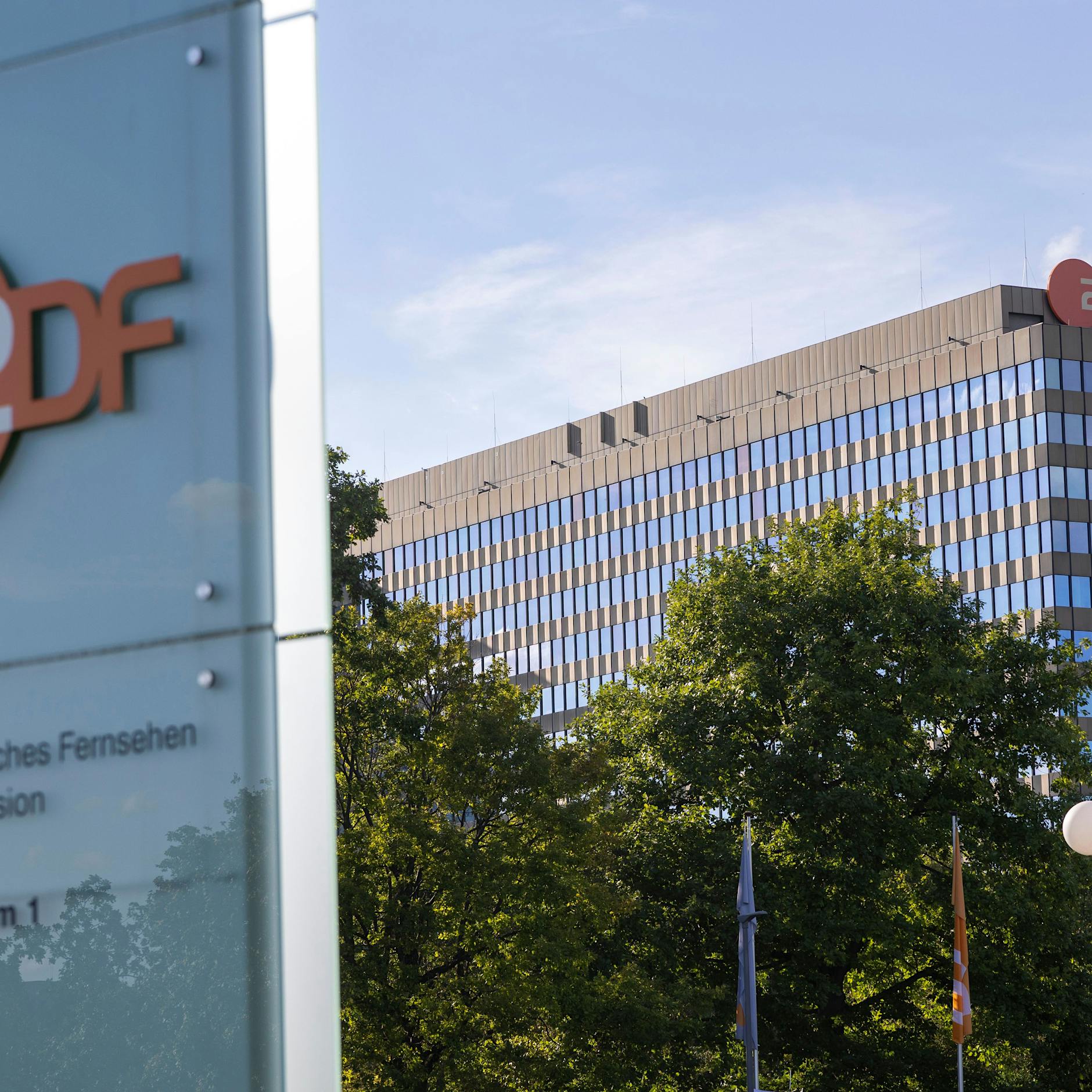 Bombendrohungen gegen Schulen und das ZDF