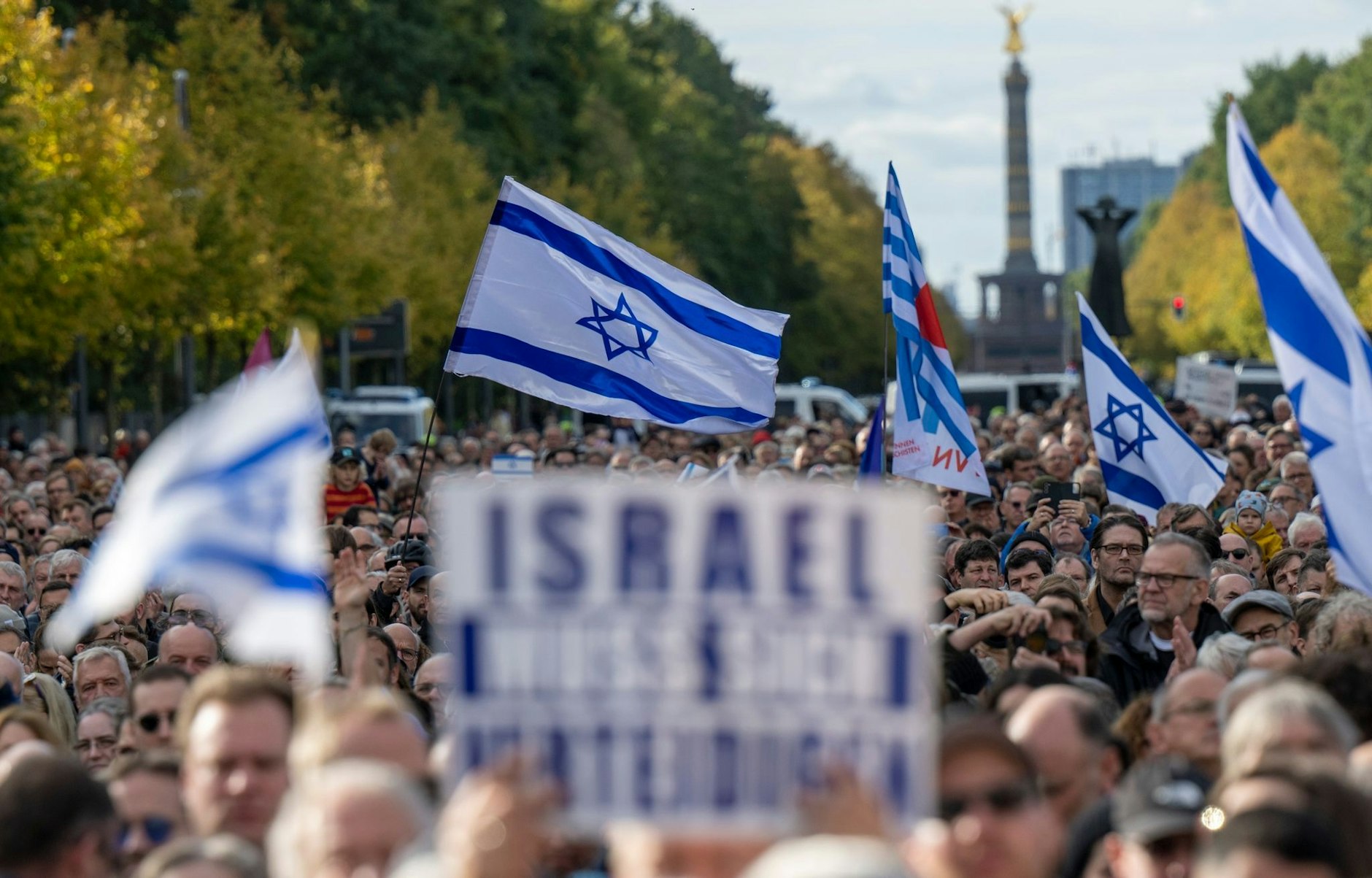 dpatopbilder - Tausende Demonstranten nehmen an der Kundgebung "Aufstehen gegen Terror, Hass und Antisemitismus - in Solidarität und Mitgefühl mit Israel" vor dem Brandenburger Tor in Berlin teil.  