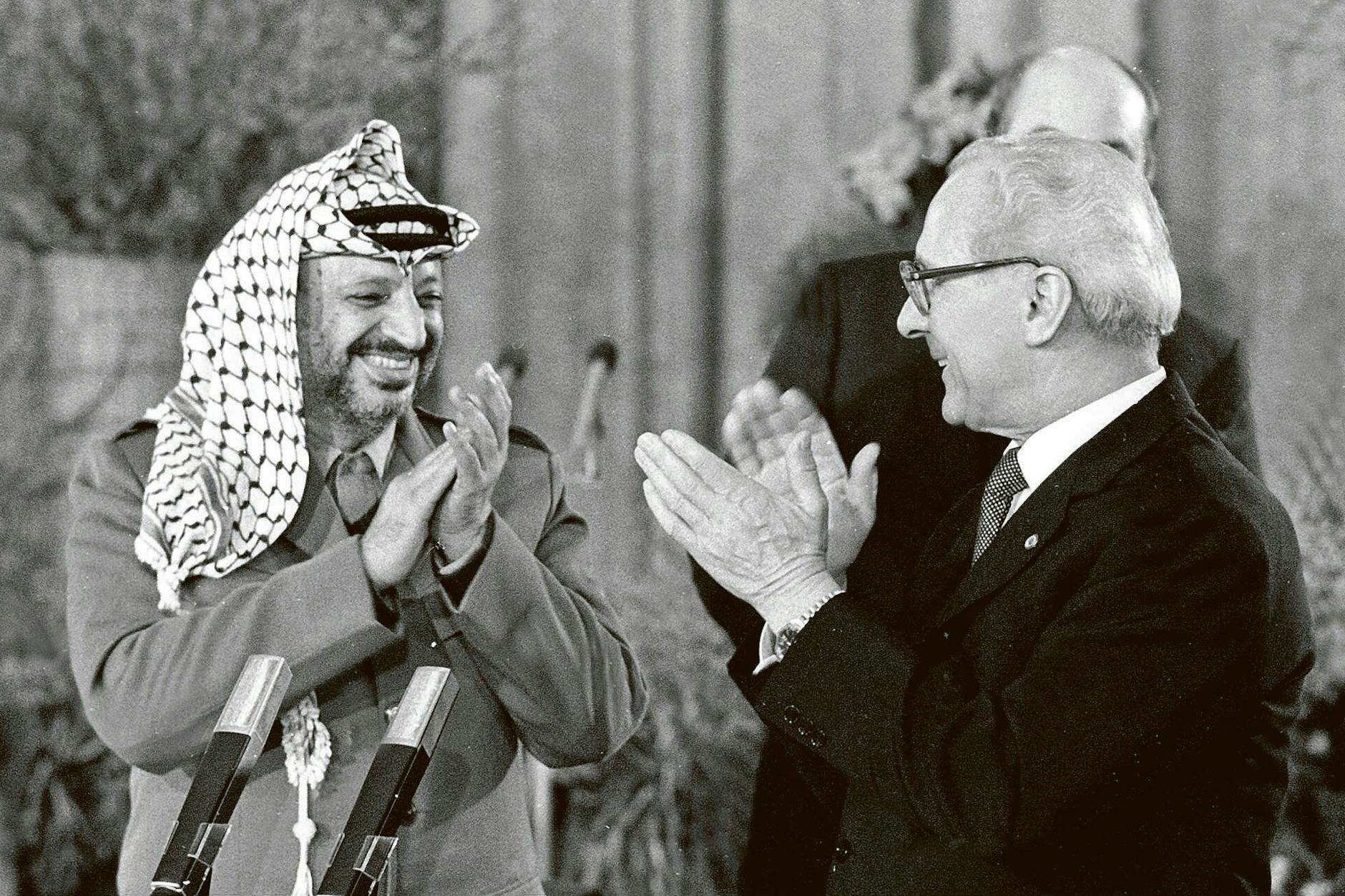 Staatsratsvorsitzender Erich Honecker (r.) empfängt am 9. März 1982 PLO-Chef Jassir Arafat.