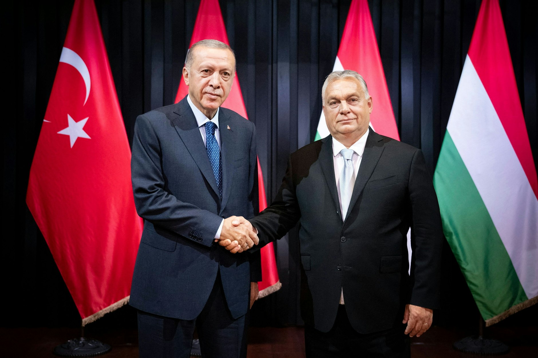 Der Präsident der Türkei, Tecep Tayyip Erdogan, schüttelt die Hand von Ungarns Ministerpräsident Viktor Orbán.