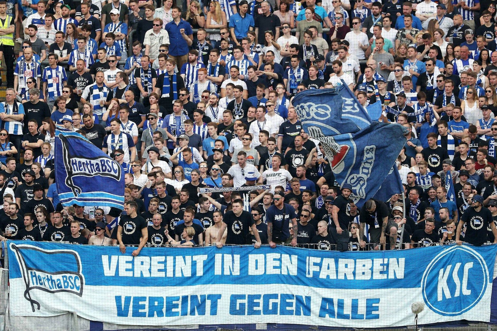 Sowohl beim KSC als auch bei Hertha BSC sind immer wieder Banner in den Fanblöcken zu sehen, die die Fanfreundschaft feiern.