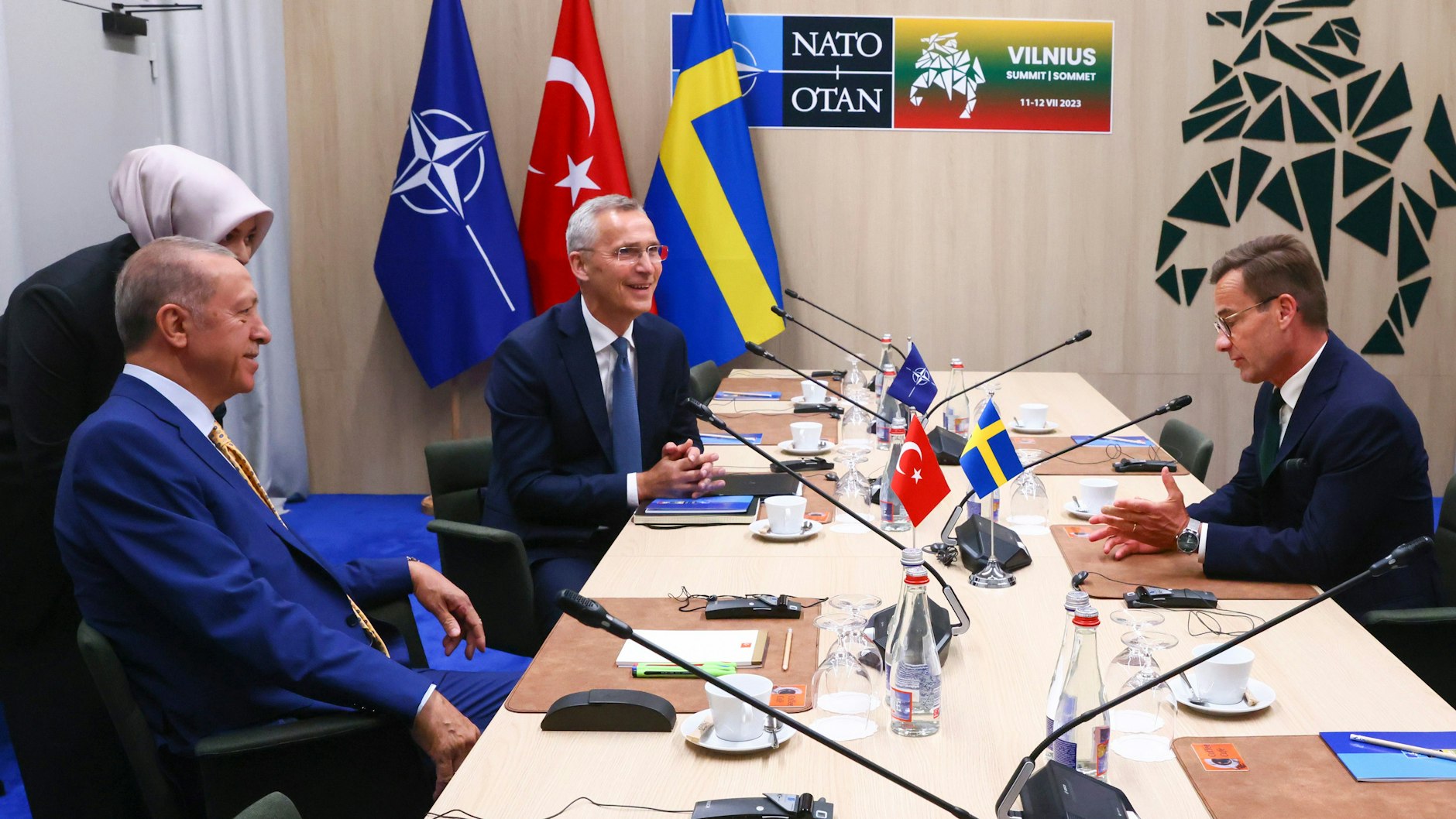 Schwedens Ministerpräsident Ulf Kristersson (rechts) will sein Land gern in die Nato führen. Hier sprach er vor dem Nato-Gipfel in Vilnius mit Nato-Generalsekretär Jens Stoltenberg und dem Präsidenten der Türkei, Recep Tayyip Erdogan.