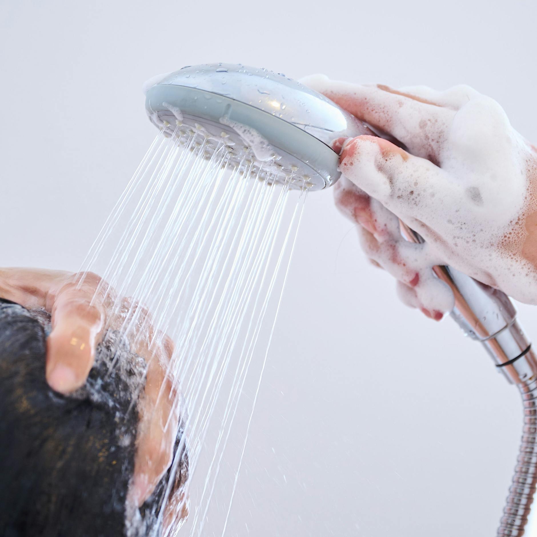 Ratgeber – Ärztin warnt: Die meisten Menschen waschen sich die Haare falsch