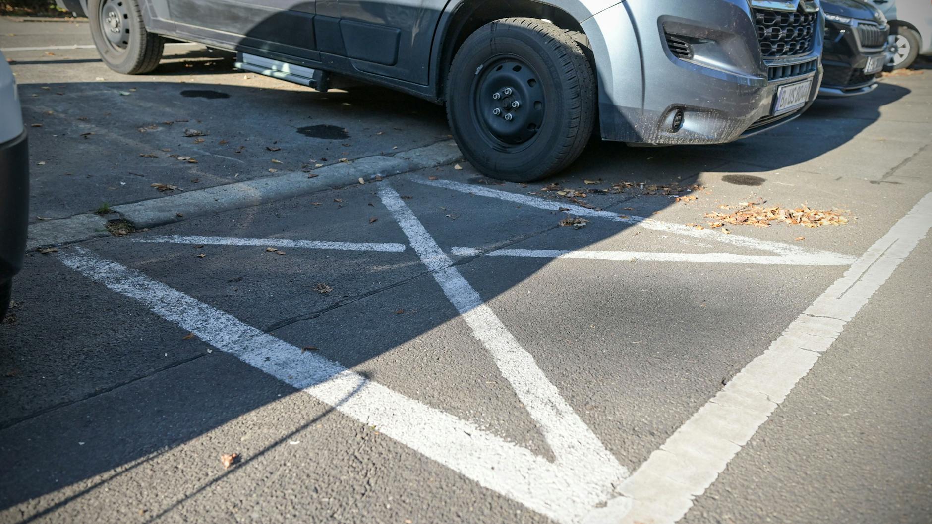 Ein durchkreuzter weißer Kasten: So wurde illegal ein Parkplatz zur Parkverbotsfläche in der Friedrichshainer Friedenstraße gemacht.