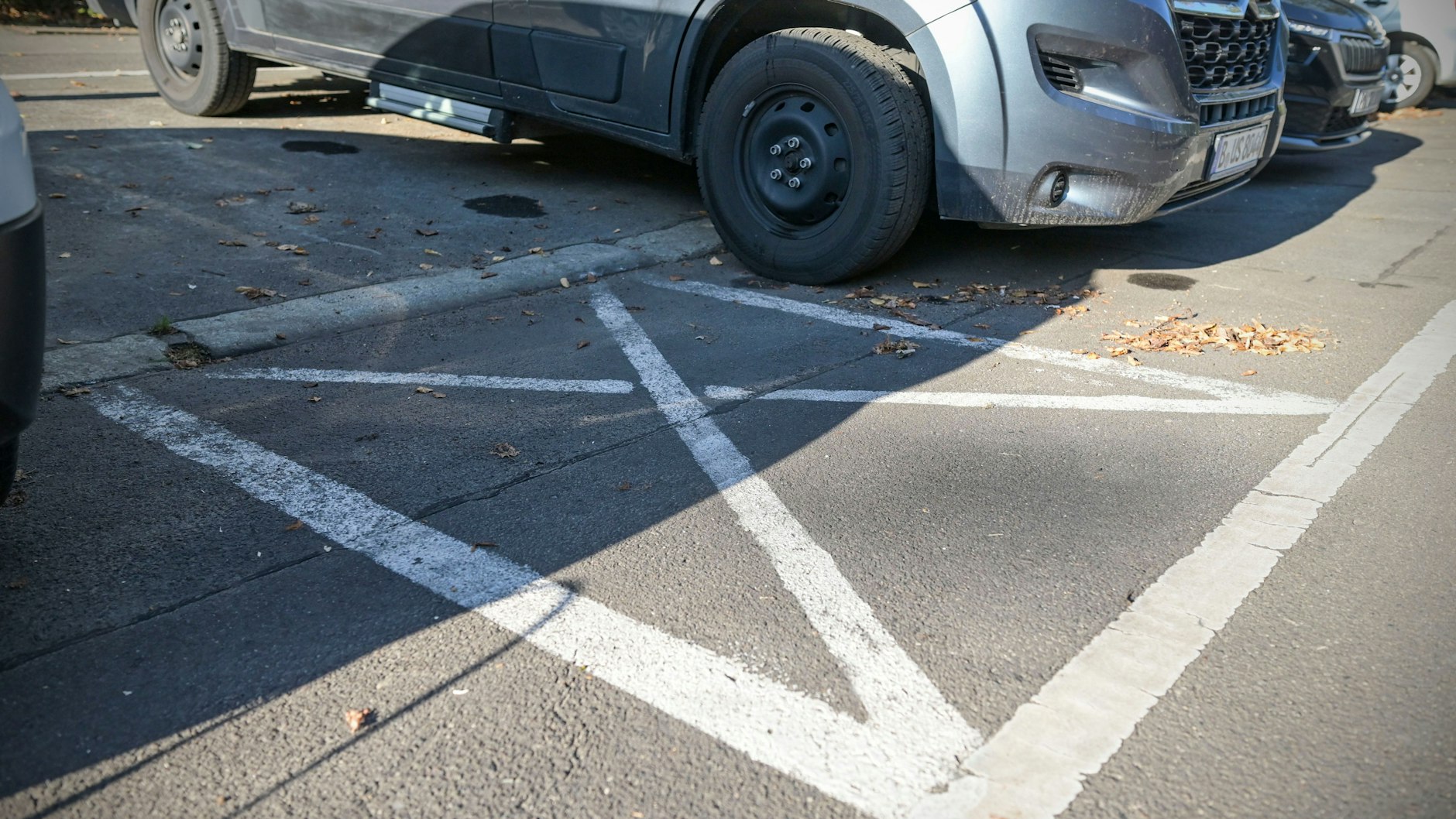 Ein durchkreuzter weißer Kasten:&nbsp; So wurde illegal ein Parkplatz zur Parkverbotsfläche in der Friedrichshainer Friedenstraße gemacht.