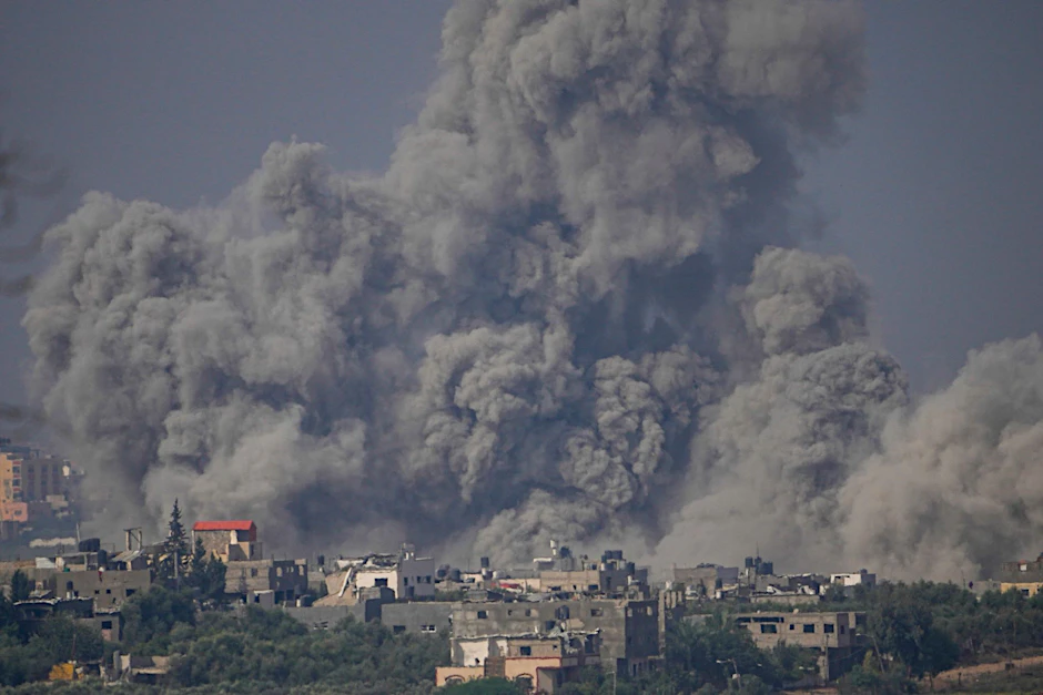 dpatopbilder - Rauch steigt nach einem israelischen Luftangriff im Gazastreifen auf.  