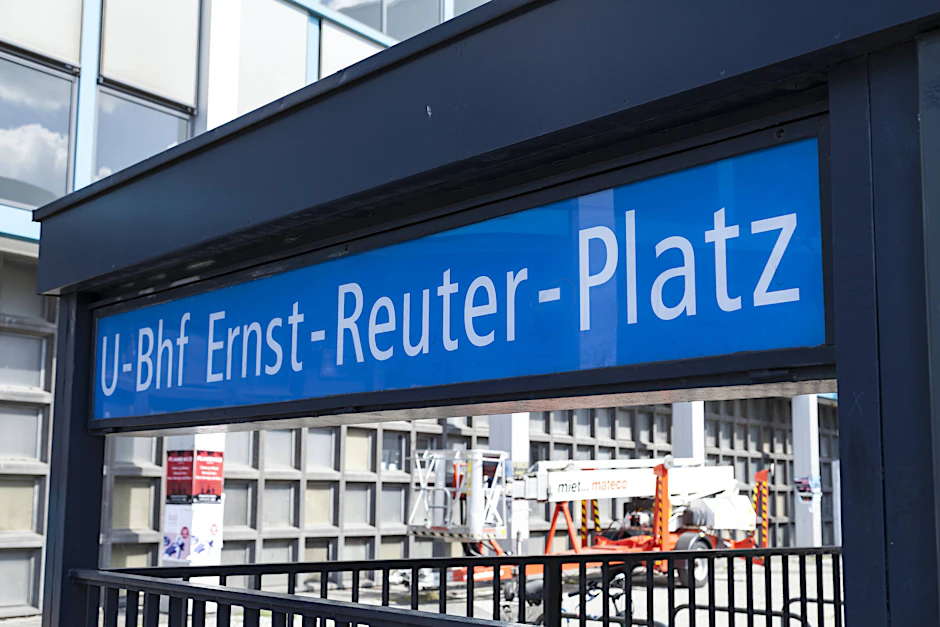 Die Polizei nahm im U-Bahnhof Ernst-Reuter-Platz in Berlin-Charlottenburg einen bewaffneten Mann fest.