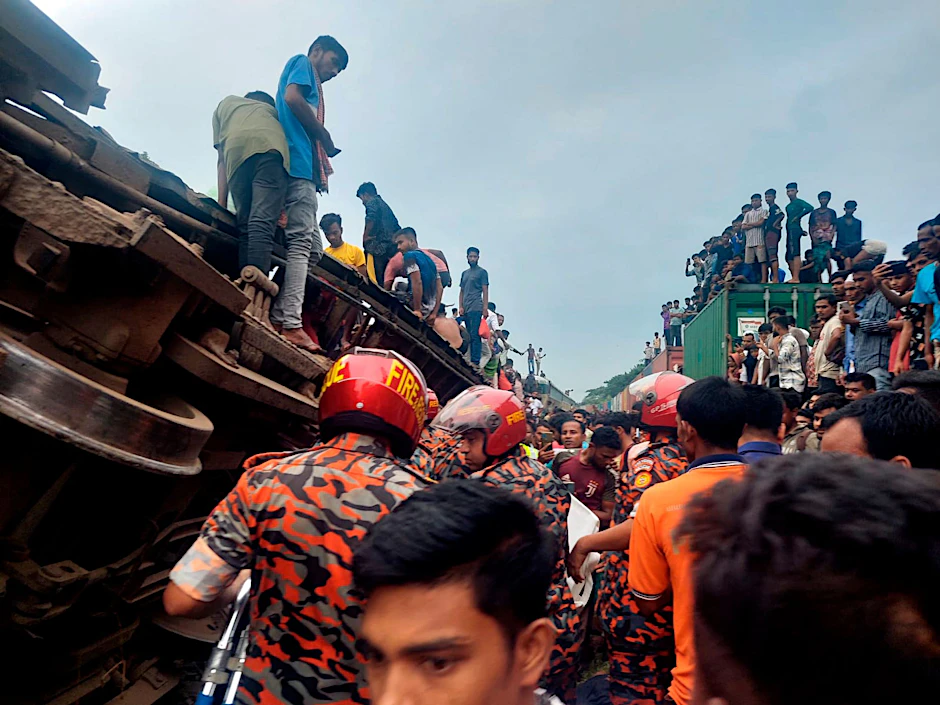 Rettungskräfte suchen nach dem Zusammenstoß eines Güterzuges mit einem Personenzug in Bangladesch nach Opfern.