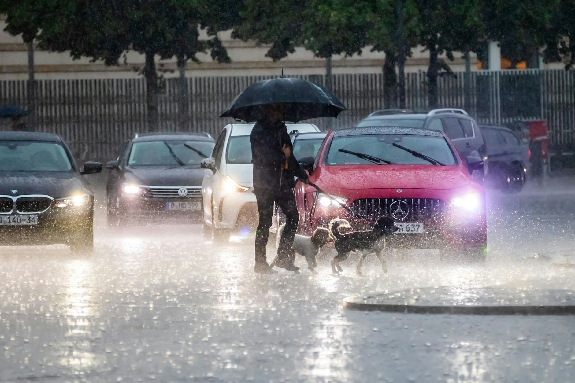 Regional kann es bald zu chaotischem Wetter kommen: Meteorologe Dominik Jung warnt vor starken Regenfällen in den nächsten zwei Wochen.