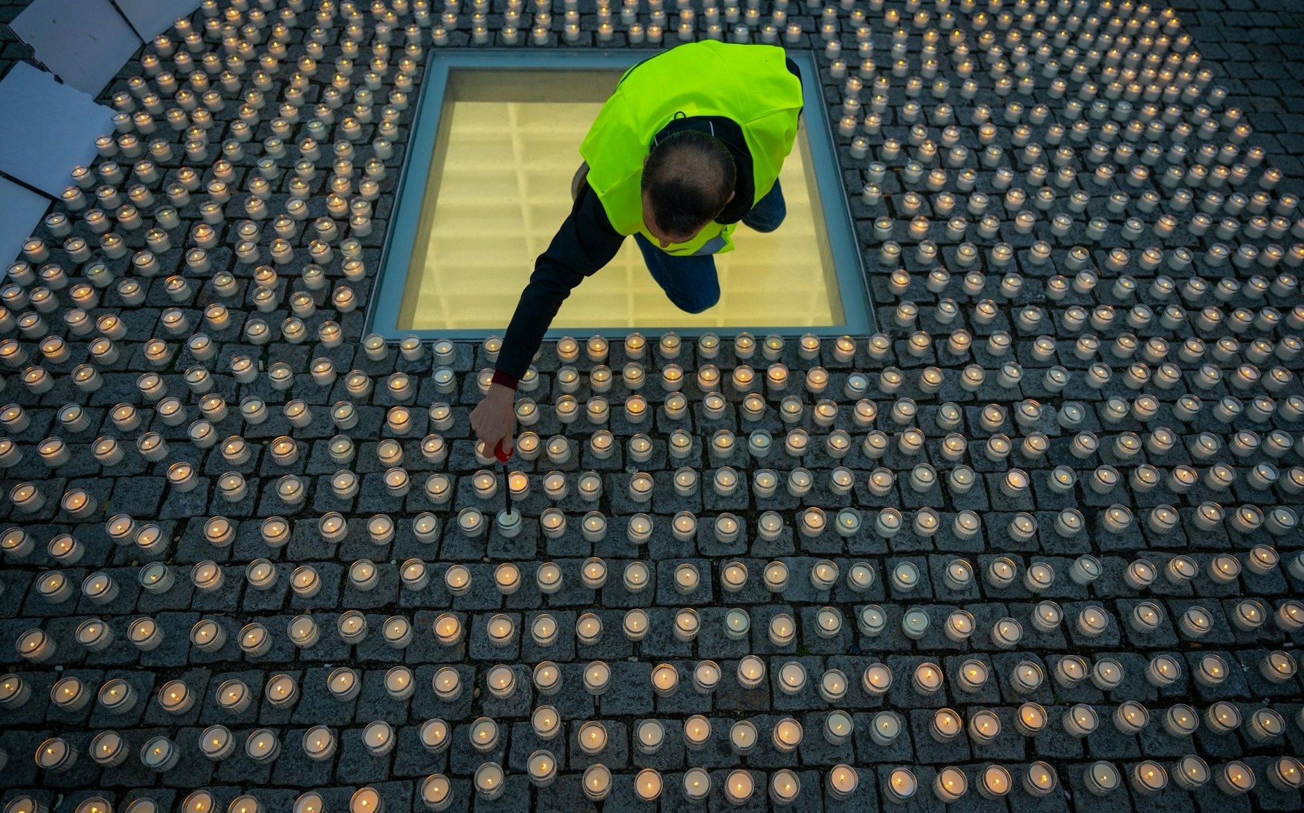 dpatopbilder - Teilnehmer der Kundgebung «Nie wieder ist jetzt!» demonstrieren in Berlin für die Befreiung der Geiseln der Hamas. Einer der Demonstranten zündet im Gedenken an die Opfer des Terrorakts eine Kerze an.