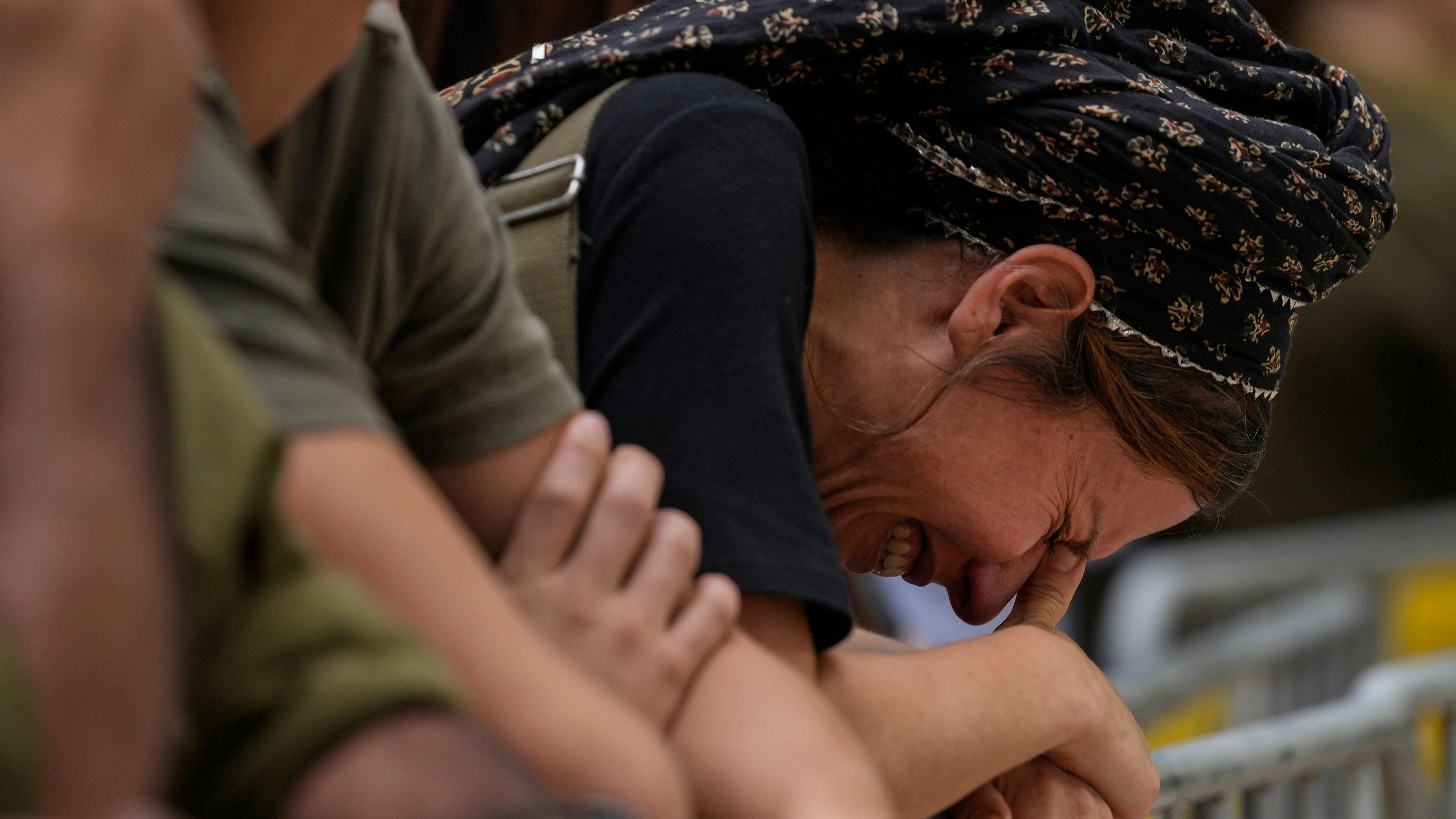 Eine Frau weint während einer Beisetzung in Jerusalem um ein Opfer der Terror-Attacke der Hamas.