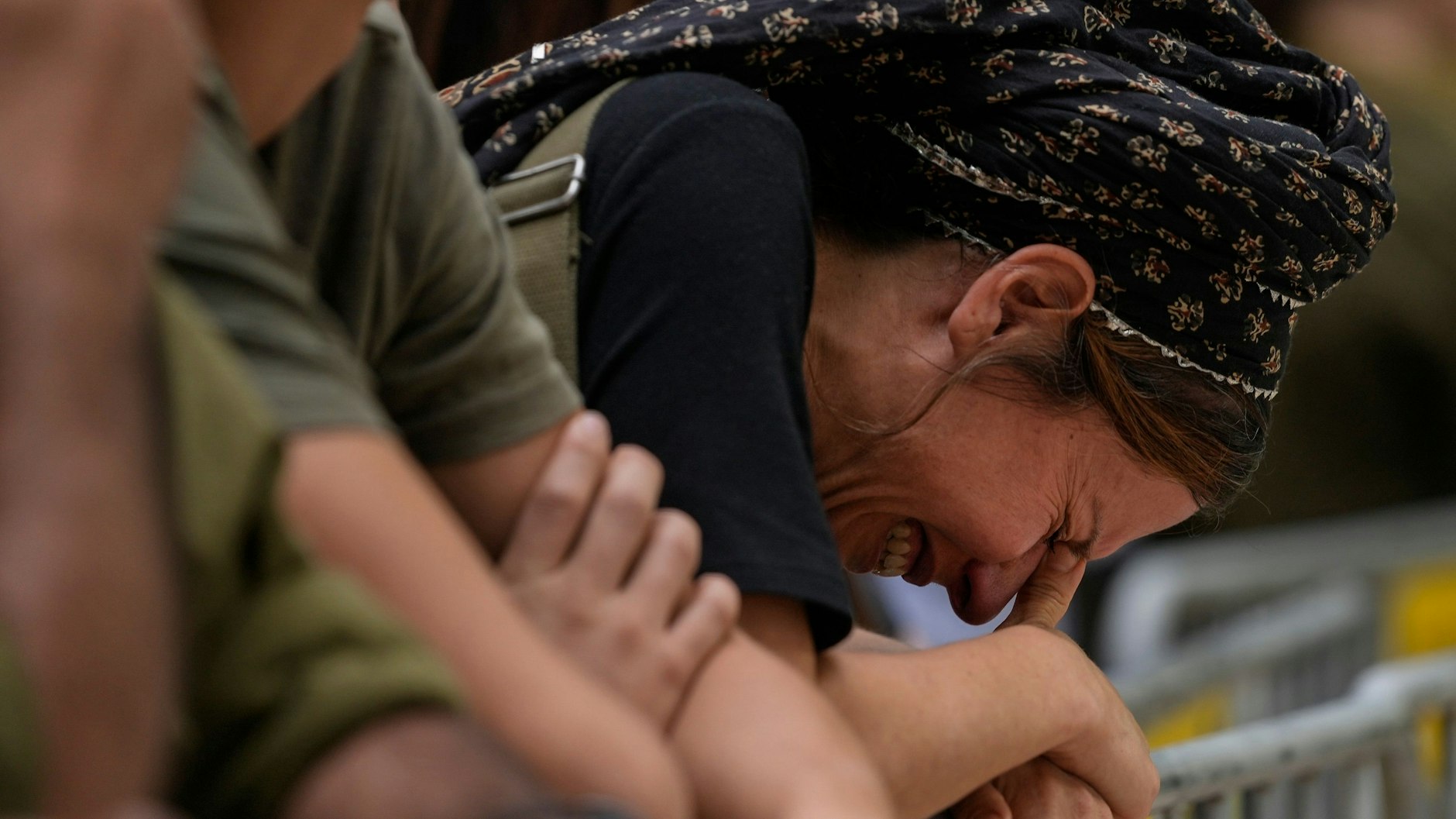 Eine Frau weint während einer Beisetzung in Jerusalem um ein Opfer der Terror-Attacke der Hamas.