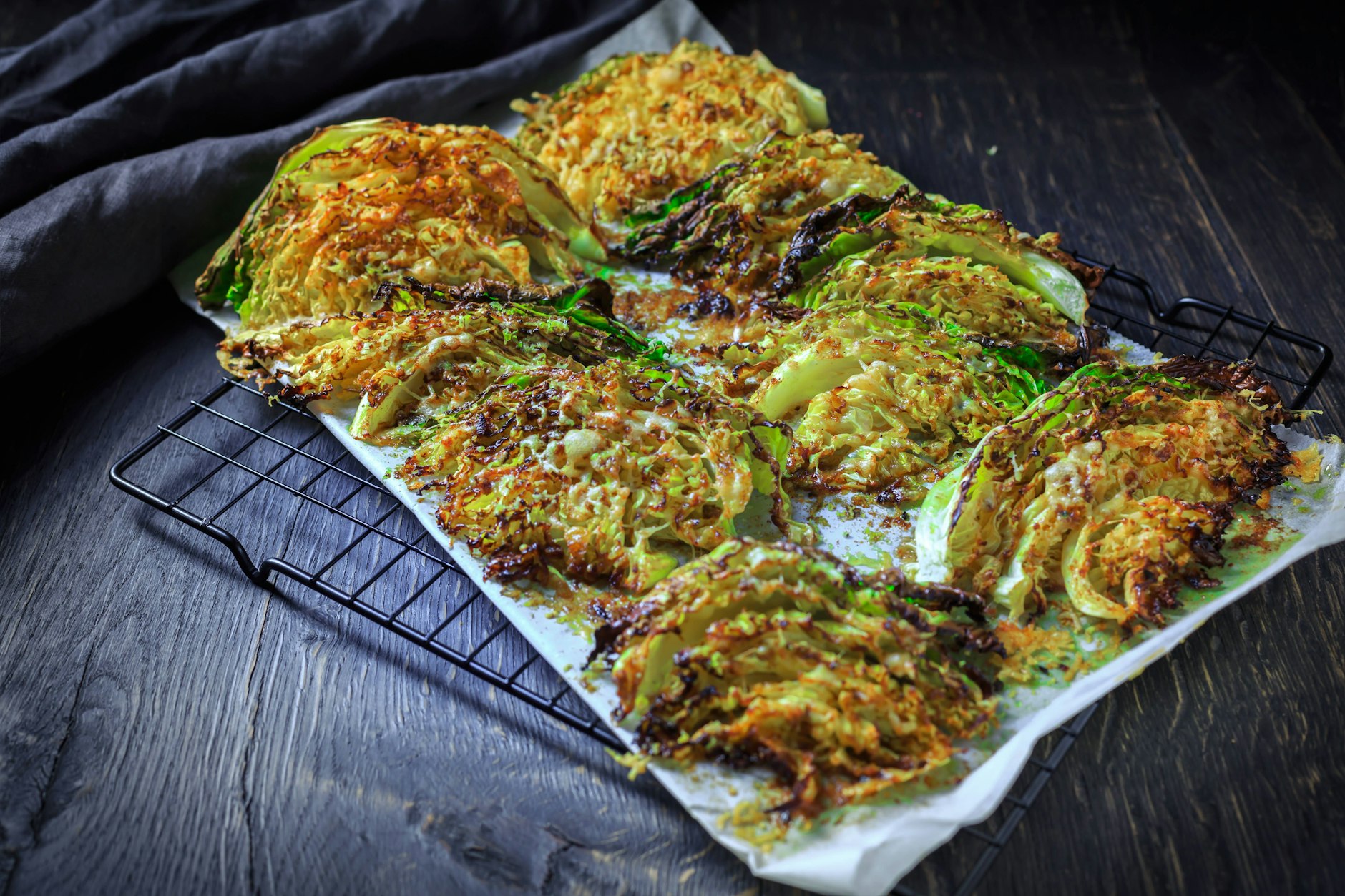 Dieses leckere Rezept für Wirsing mit Parmesan aus dem Ofen ist ein Hochgenuss - und der Backofen macht fast die ganze Arbeit allein!