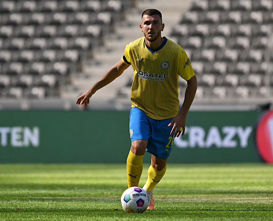 ARCHIV - Nach umstrittenen Social-Media-Beiträgen des Fußball-Profis Hasan Kurucay zu den Terrorattacken in Israel hat sich der Club von den Aussagen des Innenverteidigers distanziert.  