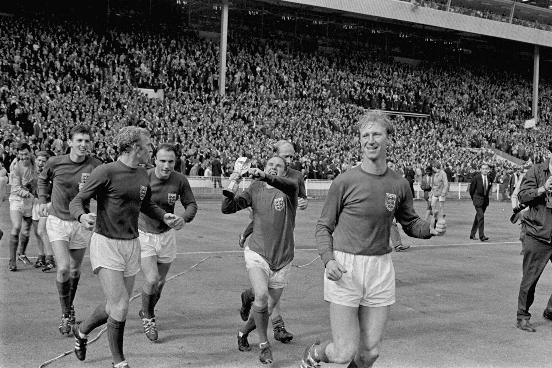 Bobby Charlton (2.v.r) wurde mit England 1966 Weltmeister. 
