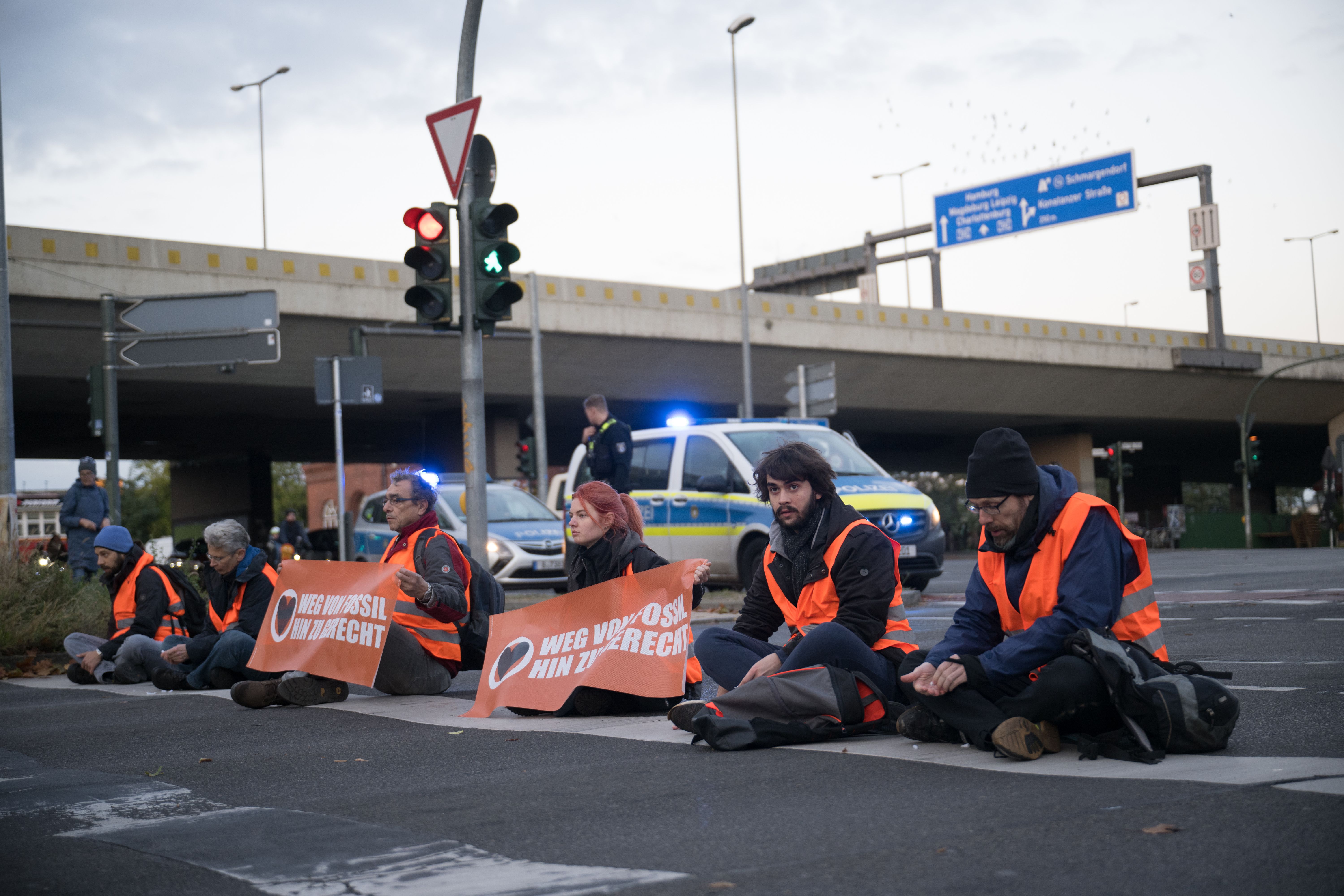 Berlin: Letzte Generation Blockiert A100 Am Montagmorgen