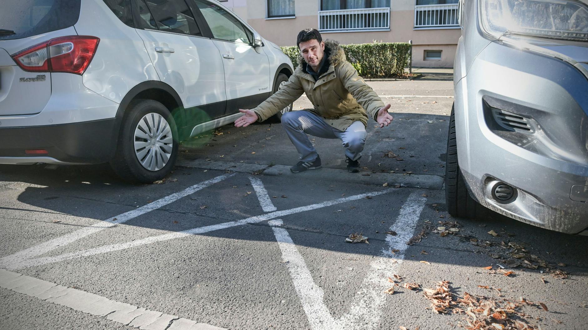 Der Abgeordnete Damiano Valgolio (Linke) ist empört, dass man diese illegale Markierung duldet.