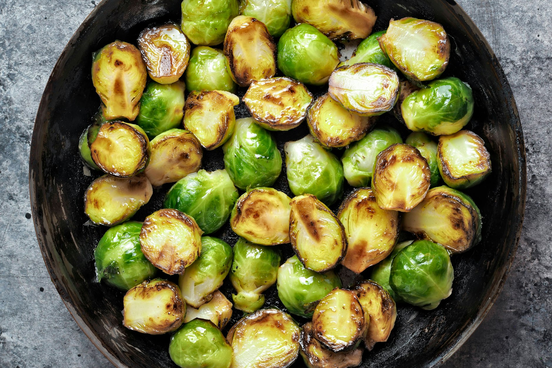 Dieser Rosenkohl aus der Pfanne ist superlecker - und das Rezept kommt nur mit vier einfachen Zutaten aus!