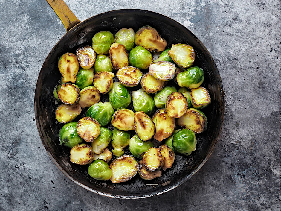 Dieser Rosenkohl aus der Pfanne ist superlecker - und das Rezept kommt nur mit vier einfachen Zutaten aus!