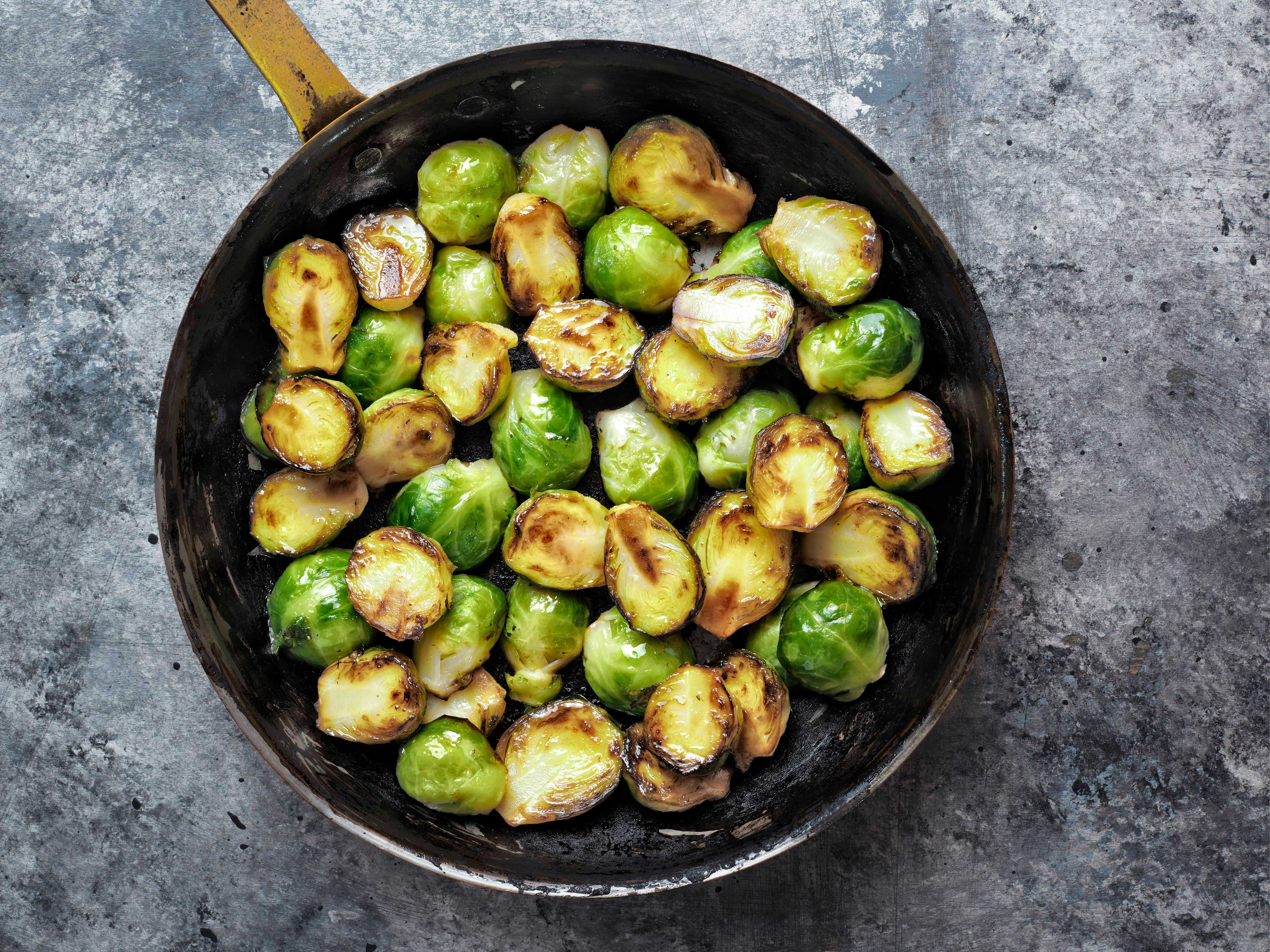 Rezept für Rosenkohl aus der Pfanne: Fix fertig – nur vier Zutaten!