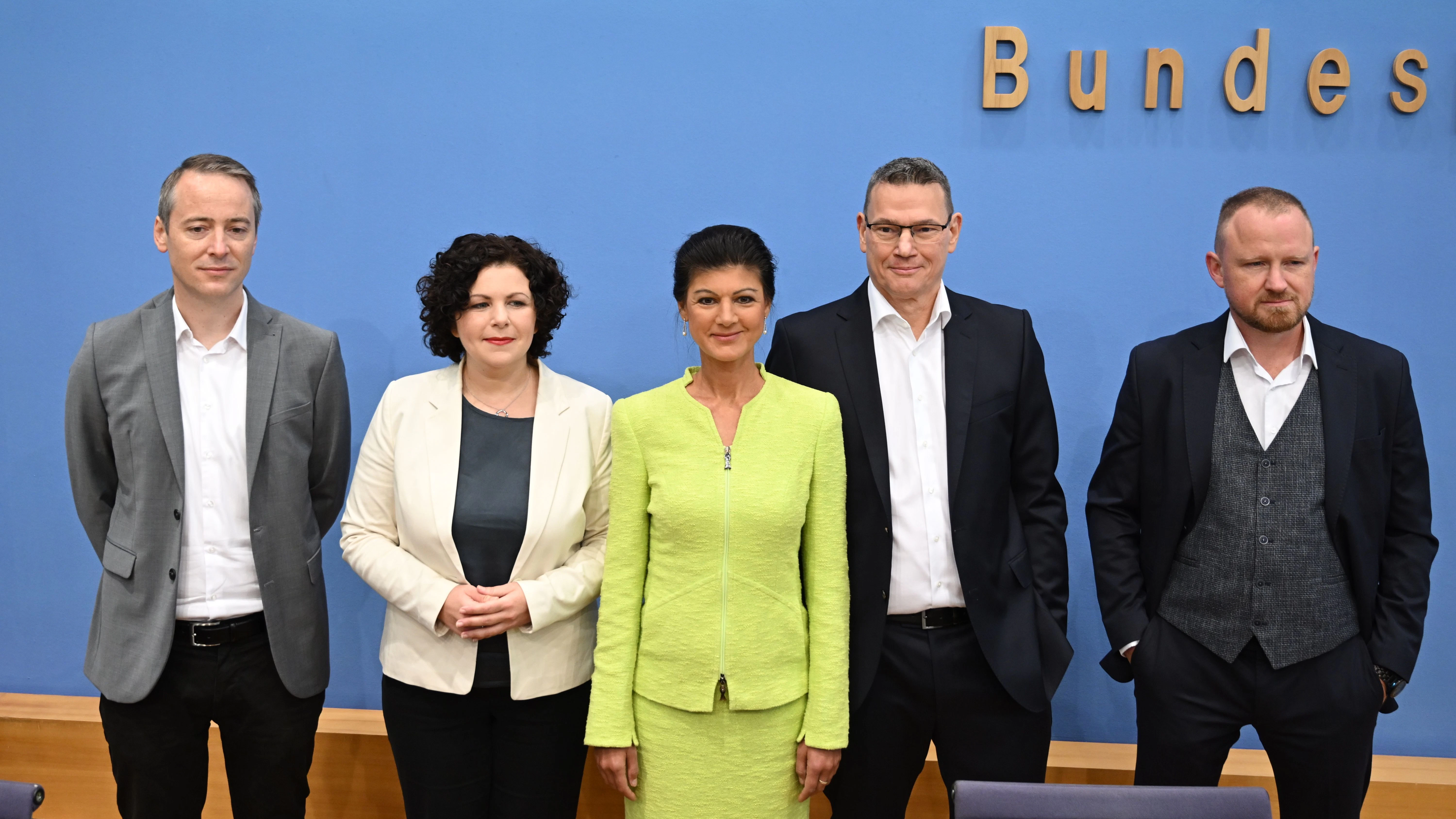 Die Vorstandsmitglieder des Vereins „Bündnis Sahra Wagenknecht – Für Vernunft und Gerechtigkeit“: Lukas Schön, Amira Mohamed Ali, Sahra Wagenknecht, Ralf Suikat und Christian Leye (v.l.n.r.)