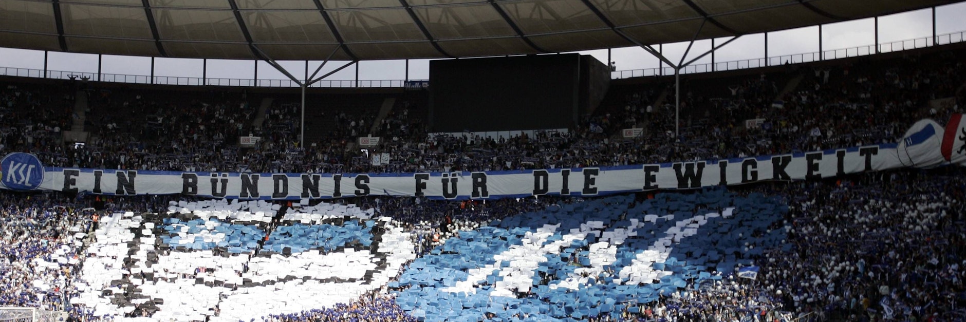 Seit der Saison 1976/77 besteht zwischen Hertha BSC und dem Karlsruher SC eine Fanfreundschaft. 