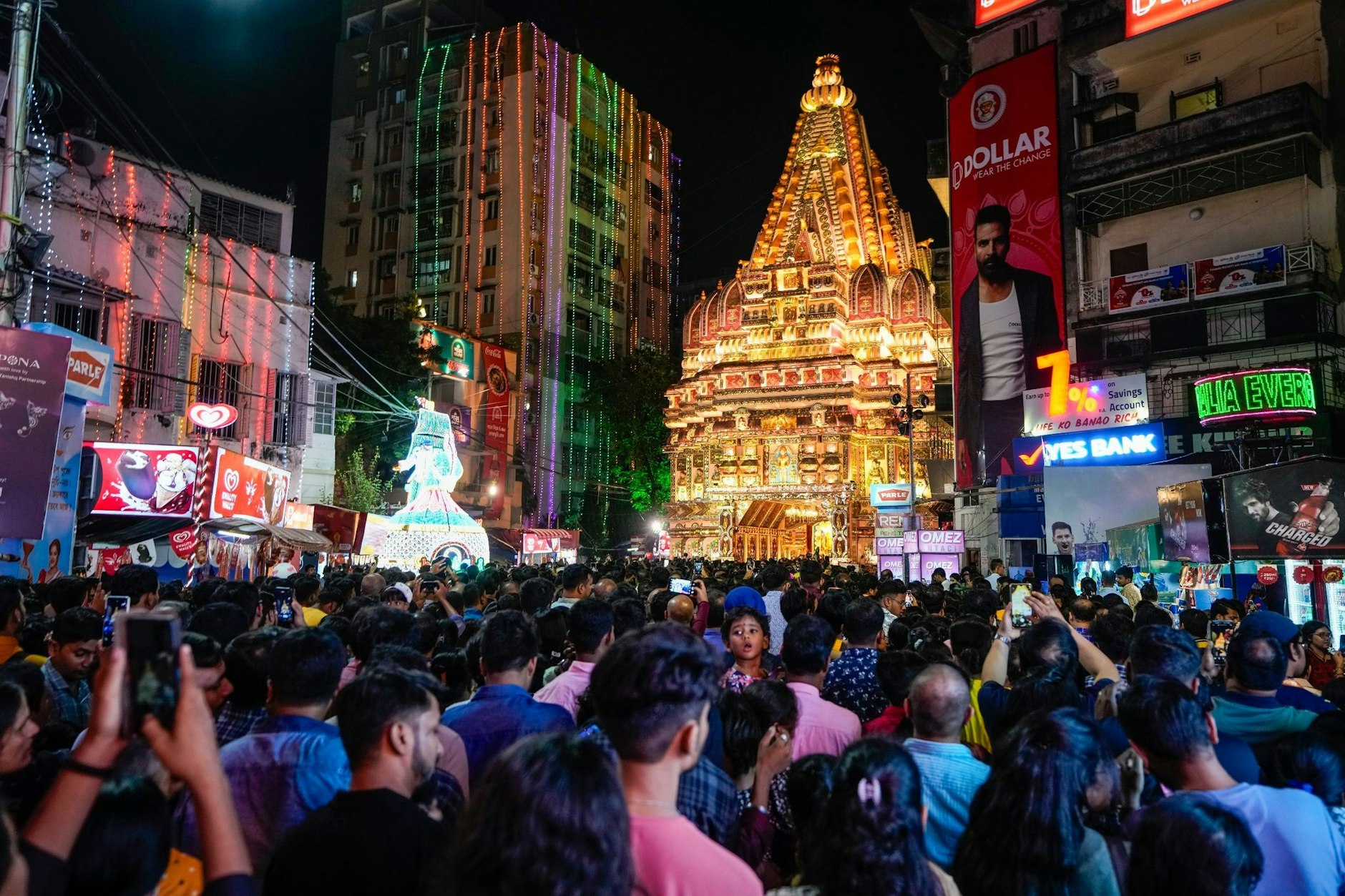 dpatopbilder - Hindus feiern in Kolkata das Durga-Puja-Fest zu Ehren der Göttin Durga.  