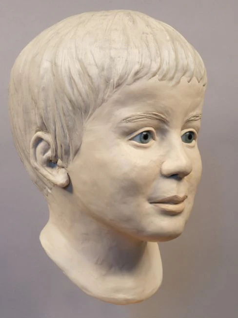 Die Gesichtsrekonstruktion zeigt, wie der Junge aus der Donau aussah. Wer kann Hinweise zur Identität des Kindes geben?