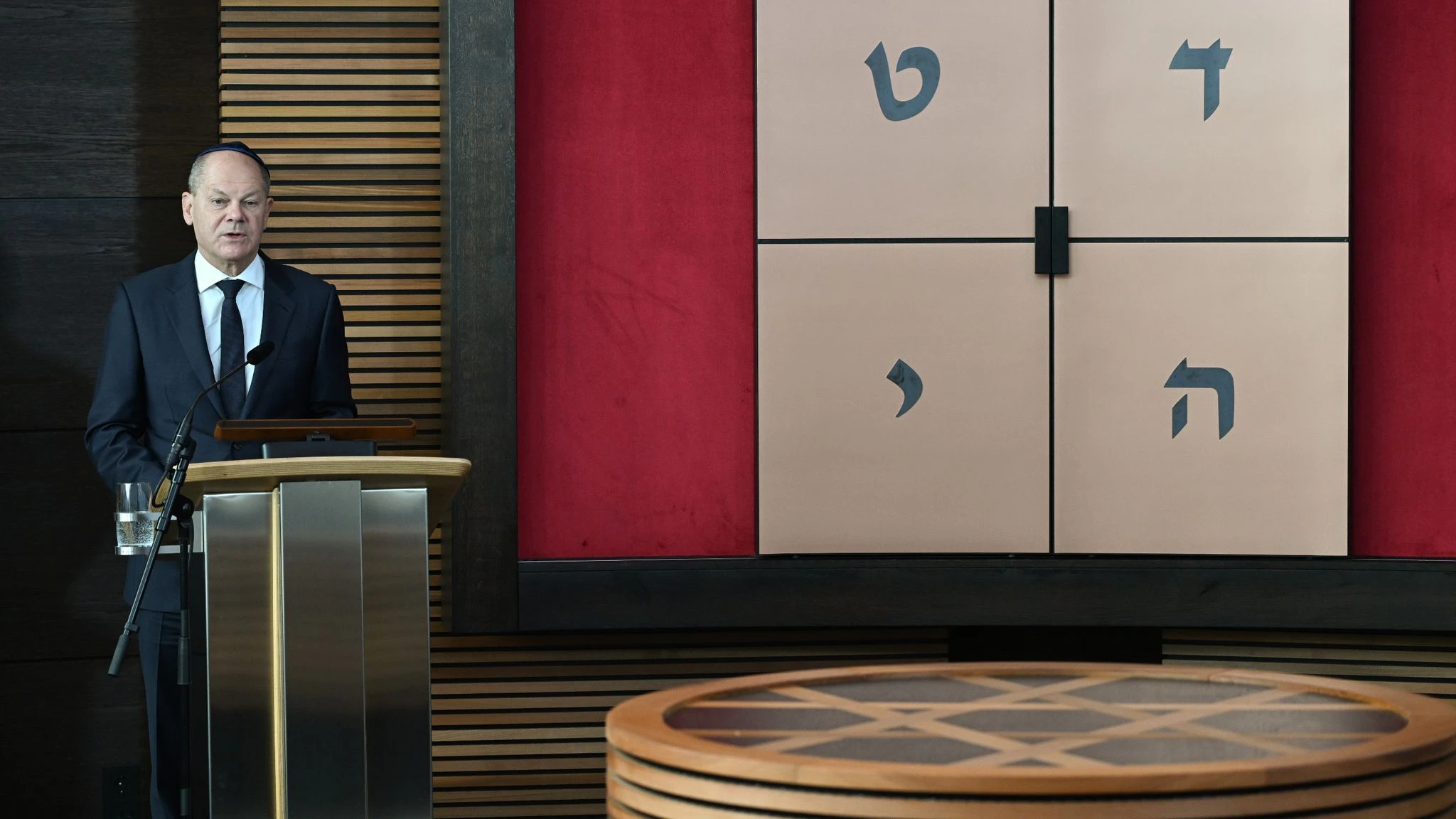 Bundeskanzler Olaf Scholz bei der Einweihung der neu erbauten Synagoge in Dessau-Roßlau.  