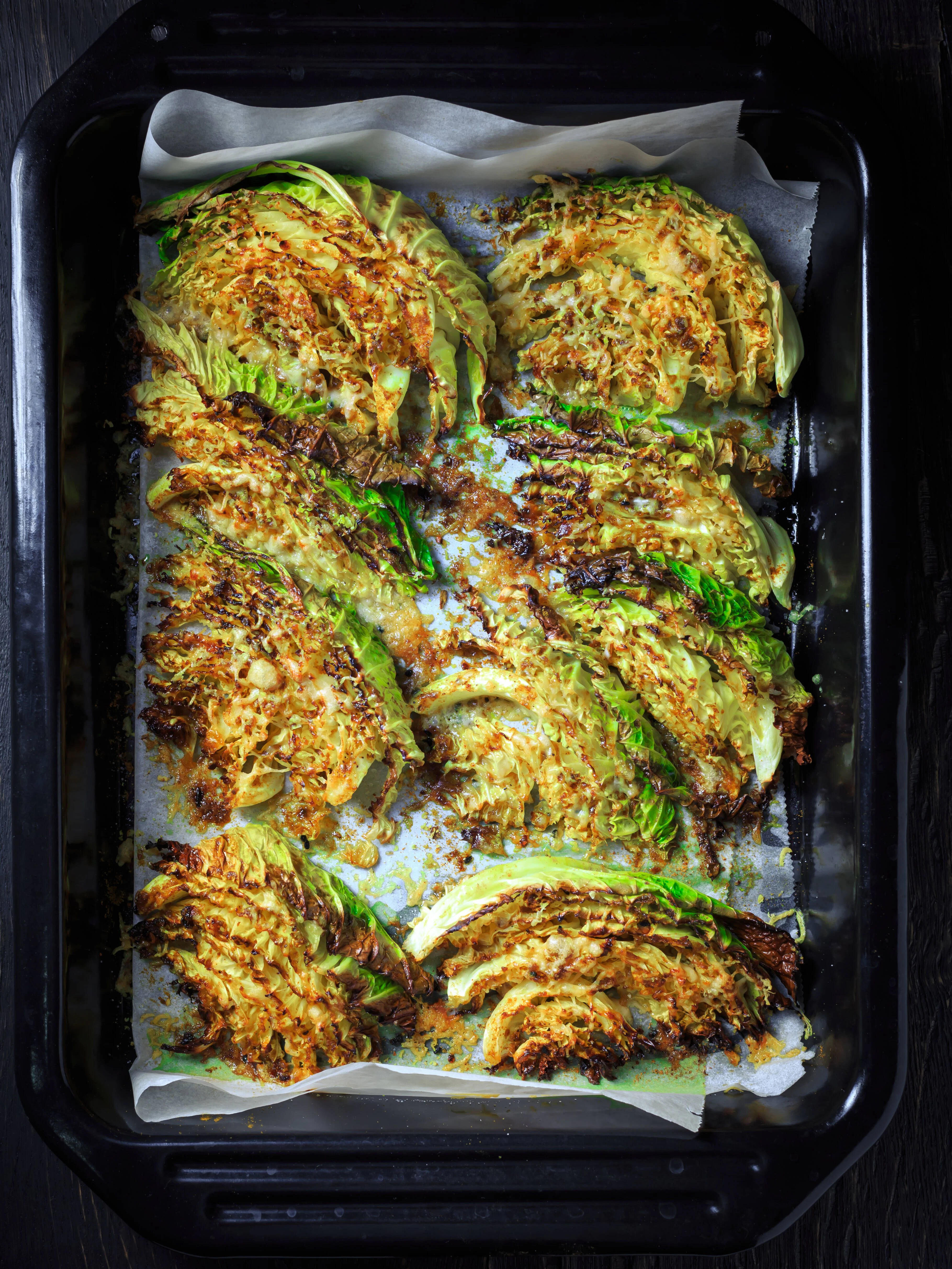 Sieht lecker aus - und schmeckt herrlich! Dieses Rezept für Wirsing mit Parmesan vom Blech versüßt Ihnen garantiert den nächsten kalten Herbstabend.