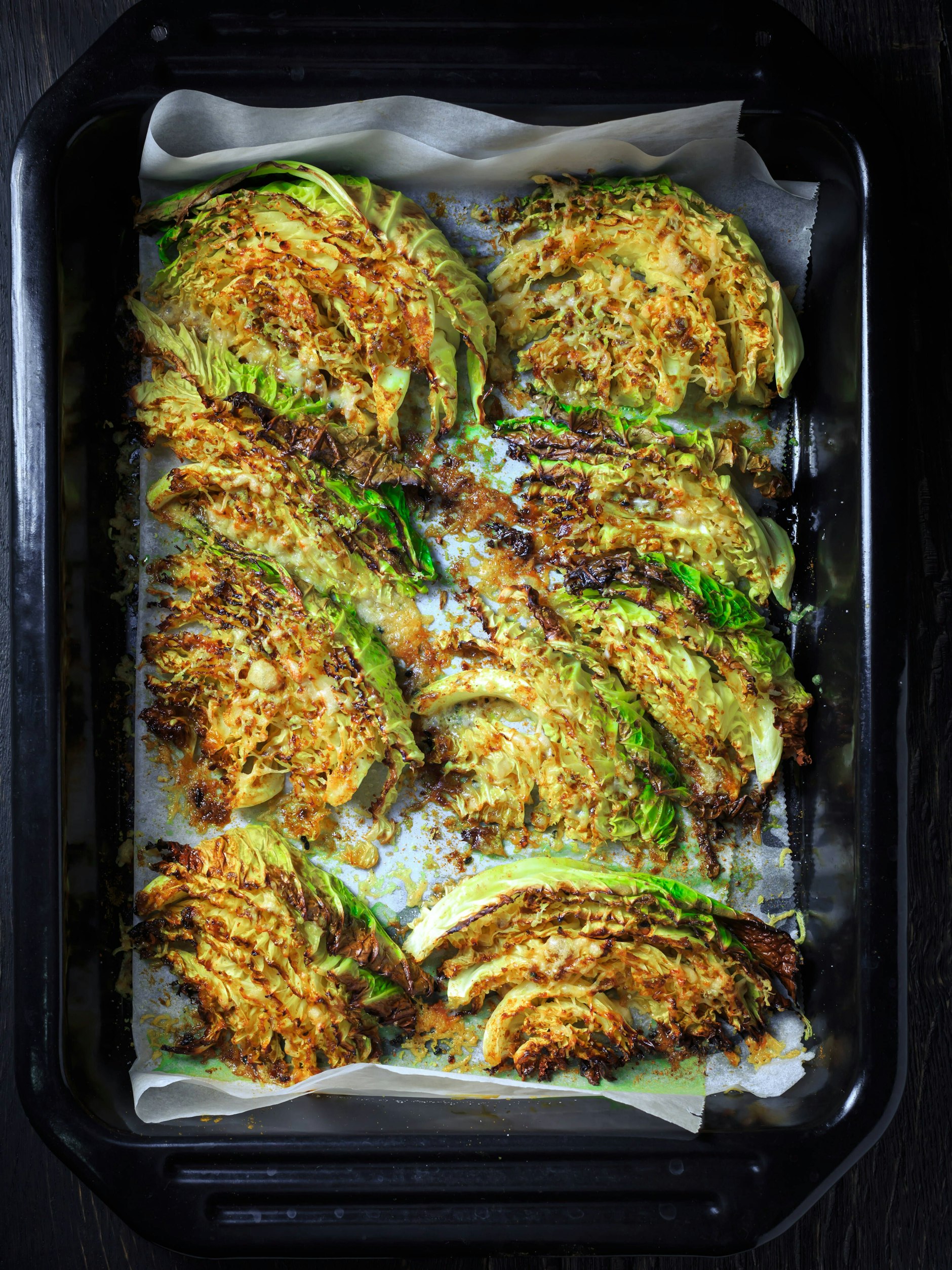 Sieht lecker aus - und schmeckt herrlich! Dieses Rezept für Wirsing mit Parmesan vom Blech versüßt Ihnen garantiert den nächsten kalten Herbstabend.