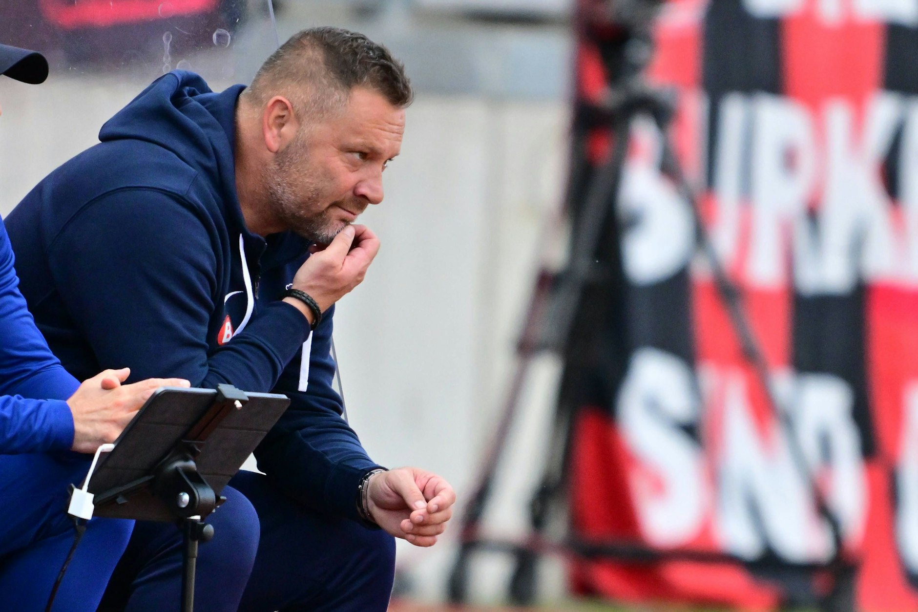 Herthas Trainer Pal Dardai beobachtete beim 1:3 in Nürnberg 90 Minuten skeptisch, wie seine Profis nicht in Tritt kamen. 