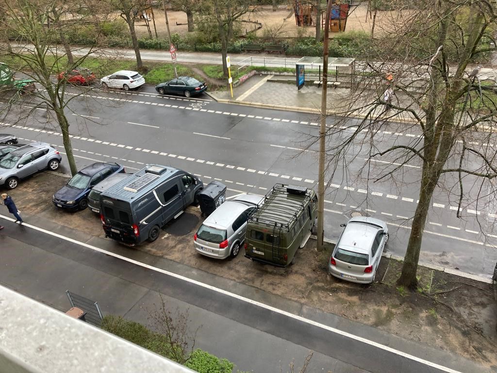 Illegale Markierung macht aus Parkplatz Stellfläche für Mülltonnen