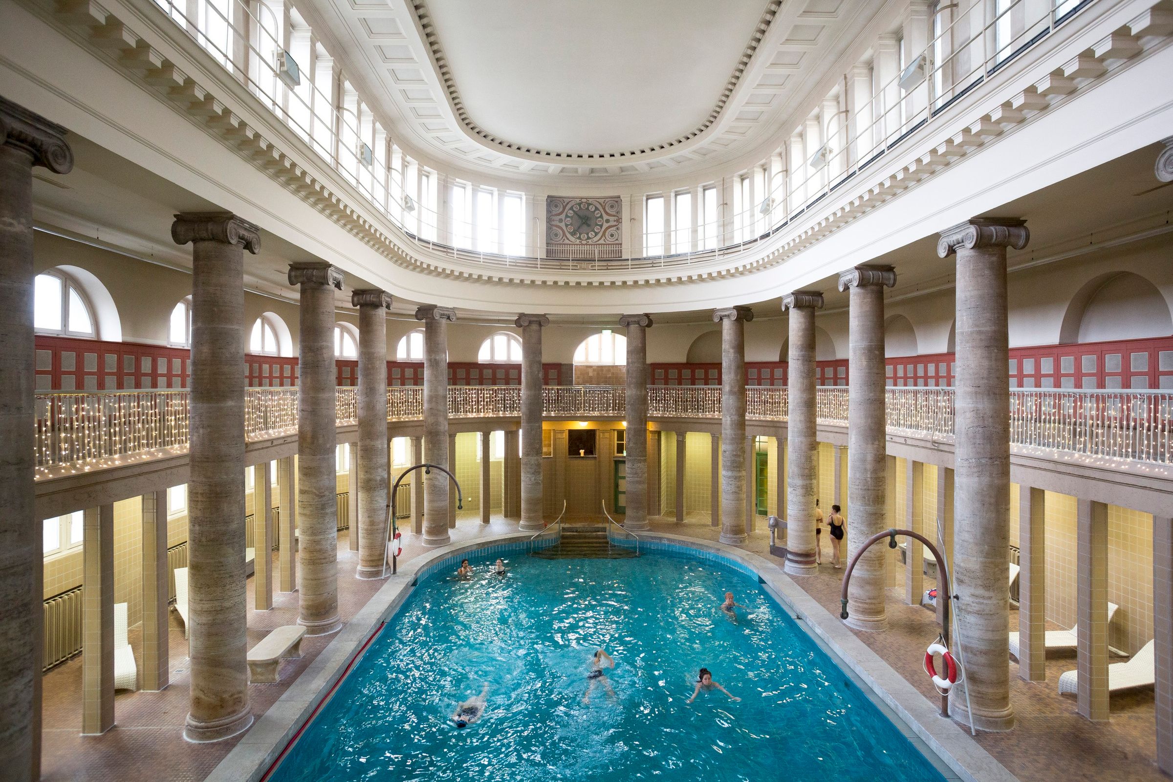 Diese Berliner Hallenbäder haben jetzt LÄNGER geöffnet!