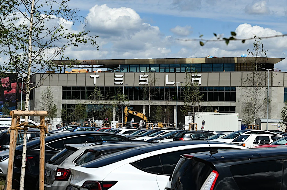 ARCHIV - Blick auf das Werk der Tesla Gigafactory Berlin-Brandenburg vom US-Elektroautobauer Tesla.  
