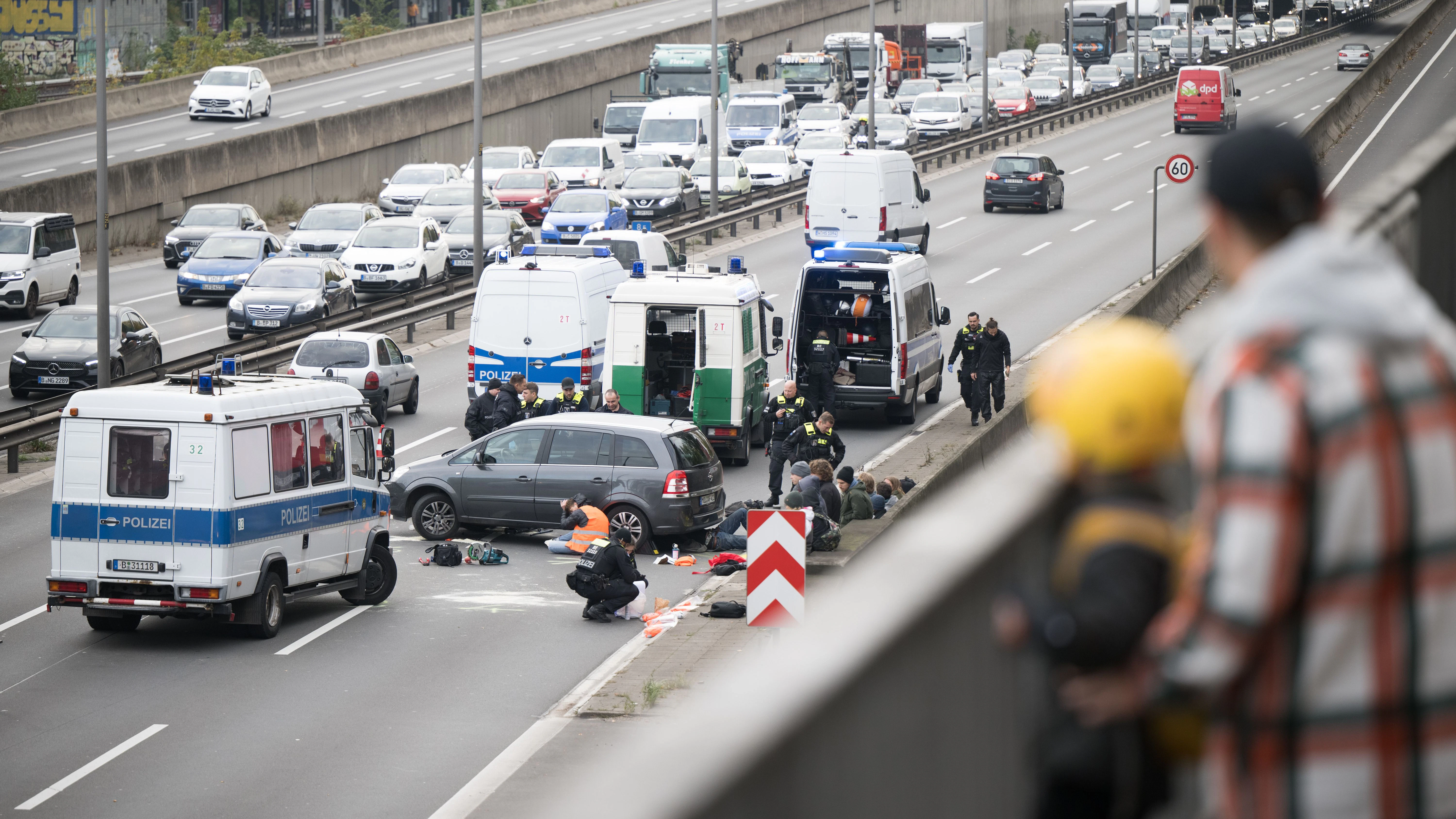 Rund 200 Einsatzkräfte der Berliner Polizei waren am Montag wieder mit den Klima-Klebern beschäftigt.